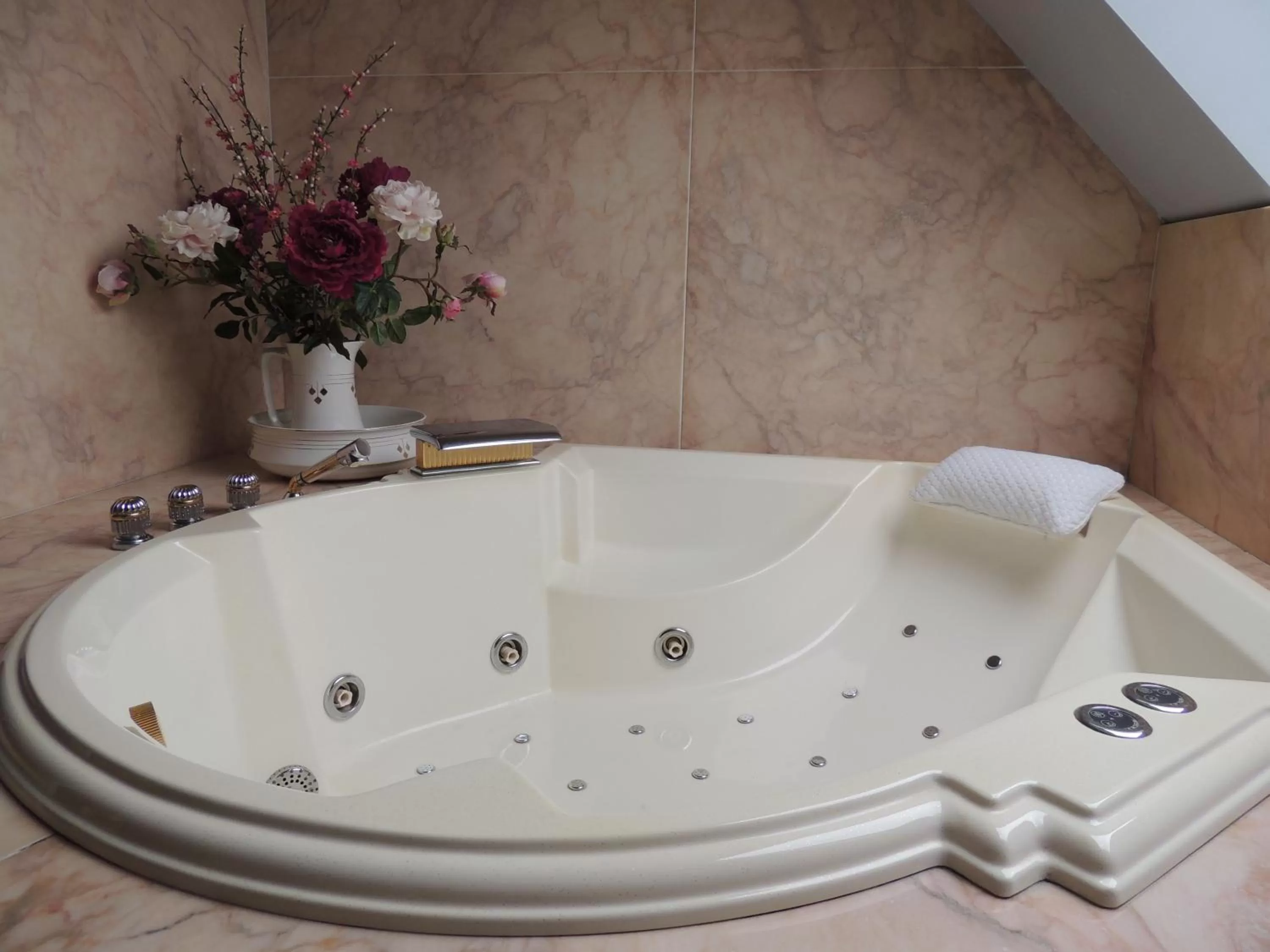 Hot Tub in Chambres d'hôtes Le Bignon dans les Alpes Mancelles