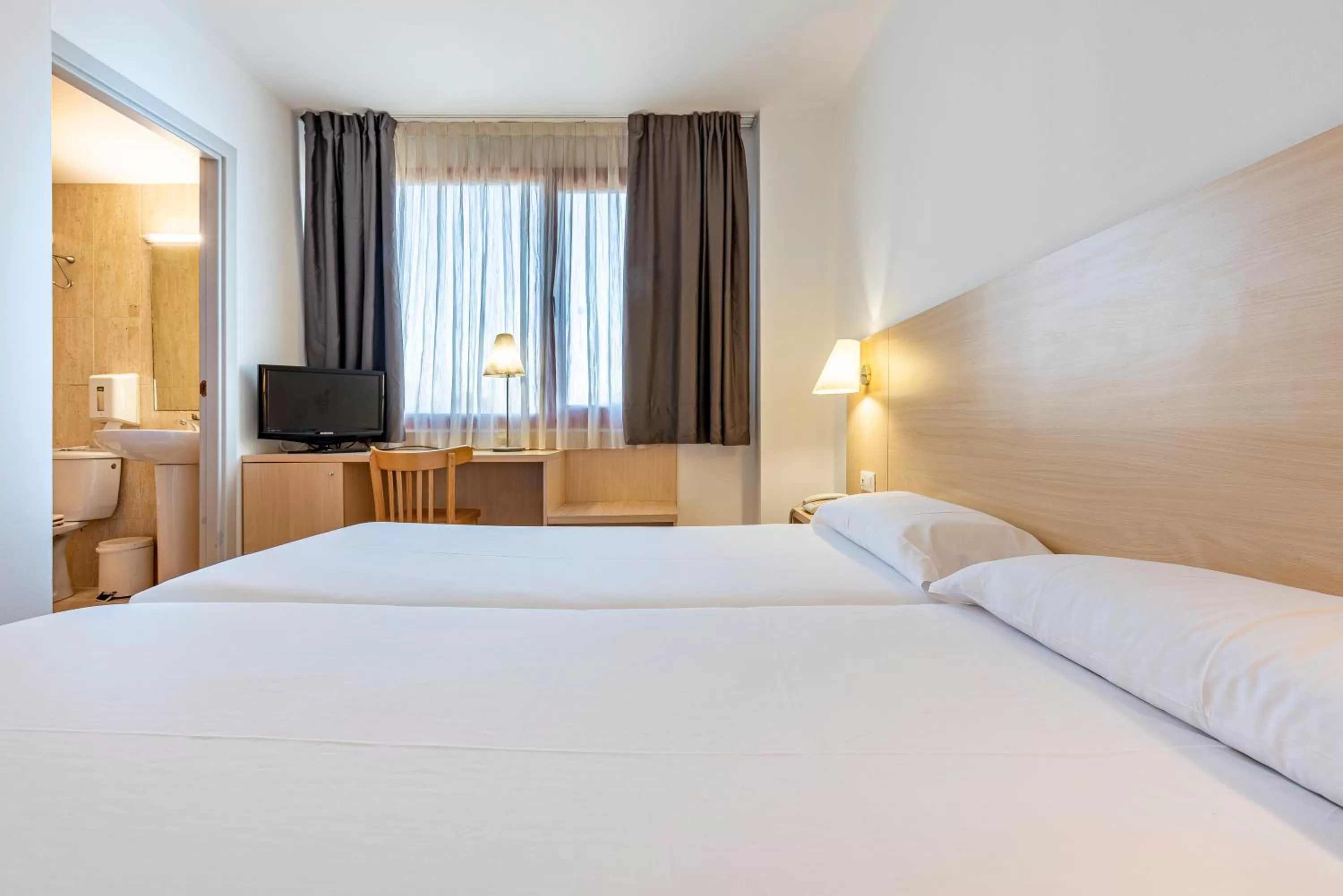 Photo of the whole room, Bed in Hotel Basic