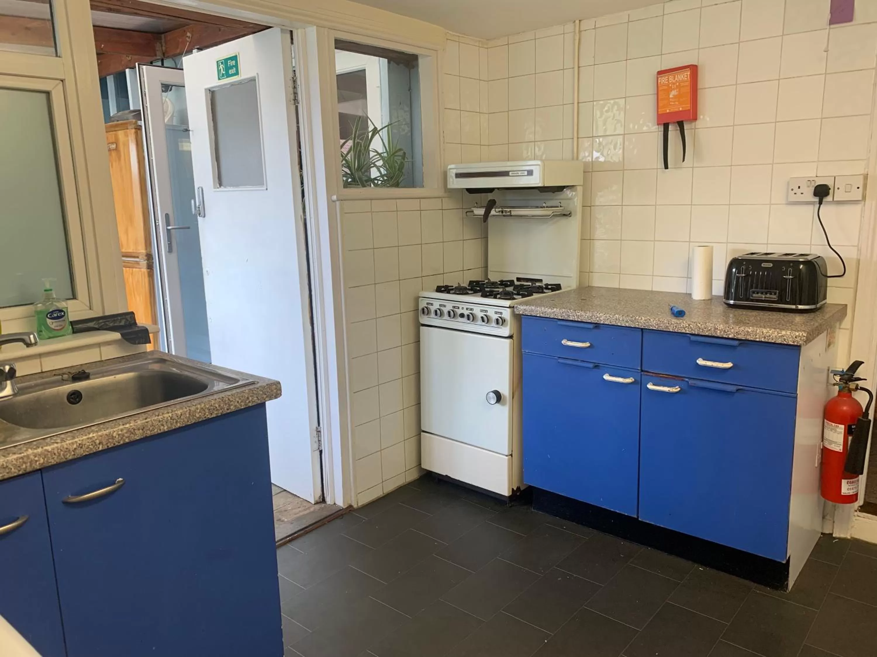 Communal kitchen in Hikers & Bikers Refuge