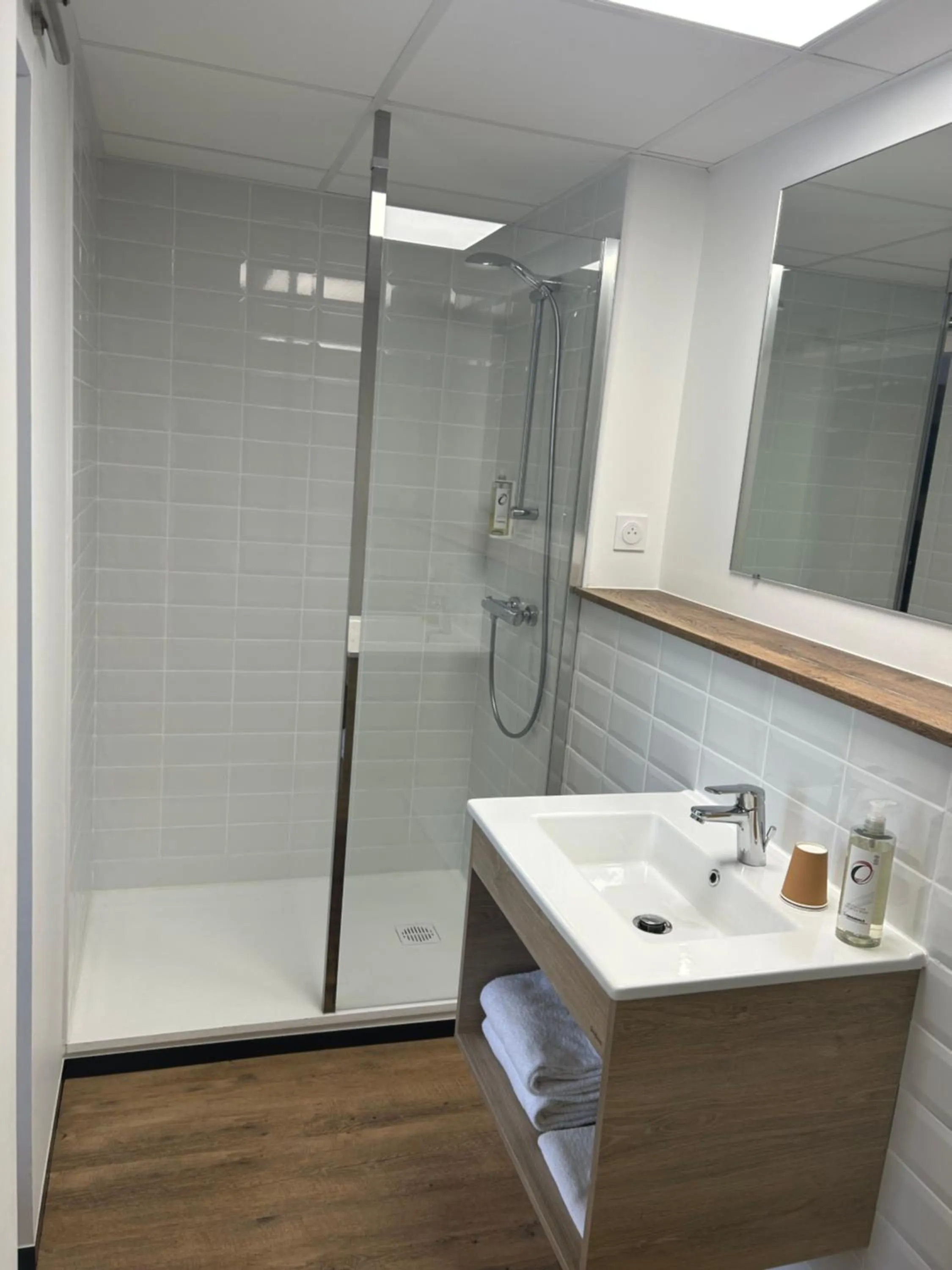 Bathroom in The Originals Access, Hôtel Tulle