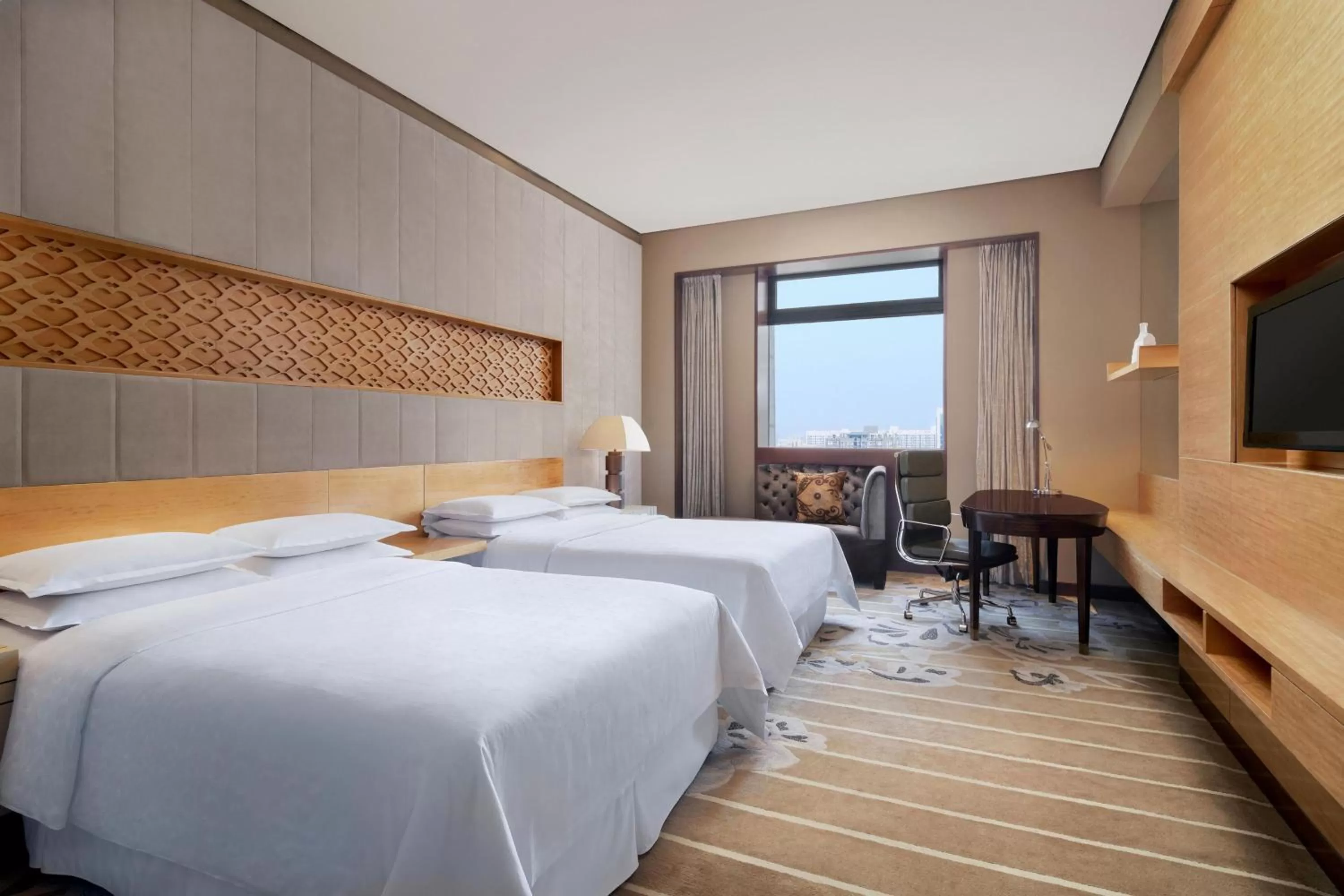 Photo of the whole room, Bed in Sheraton Xi'an North City Hotel