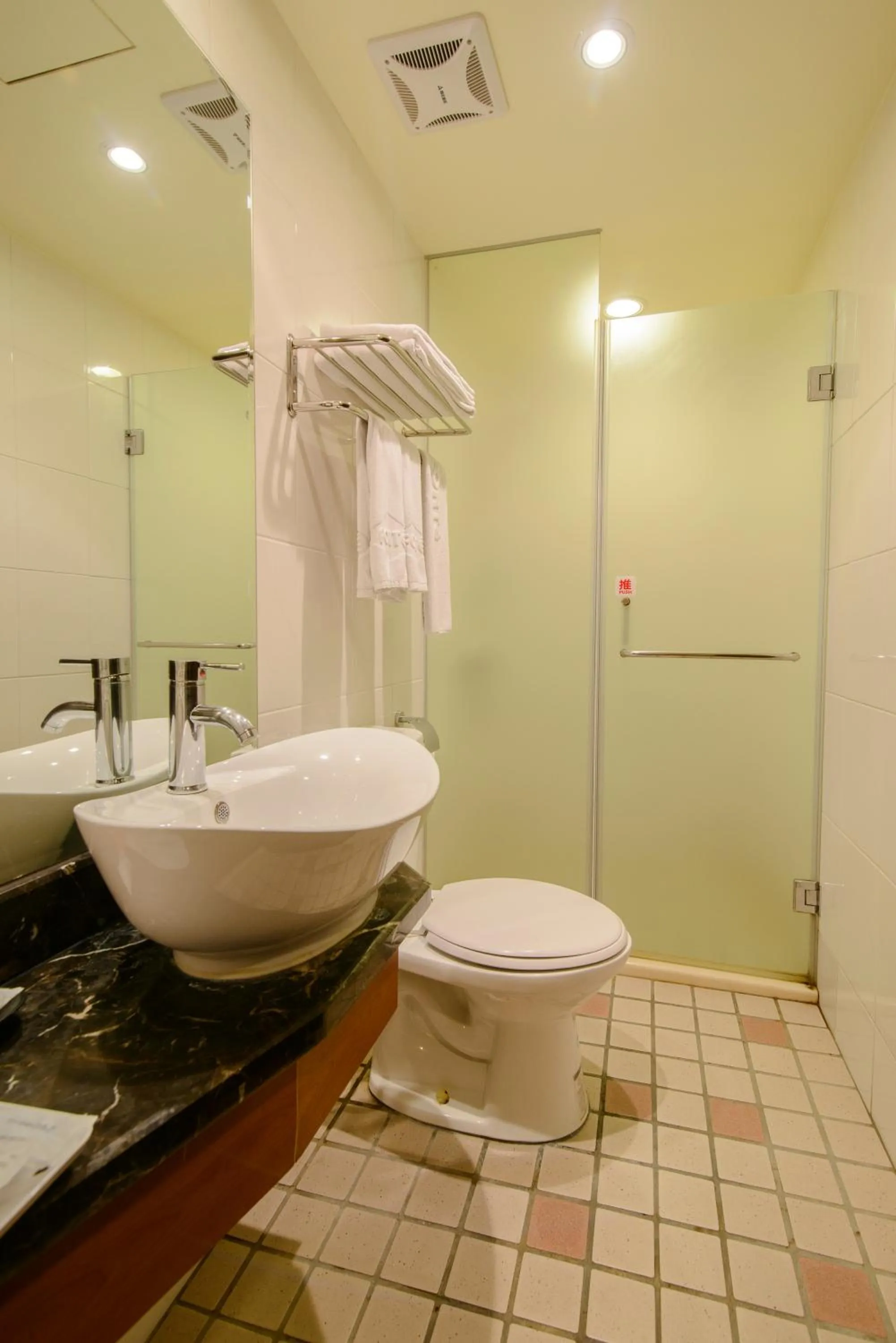 Toilet in LA HOTEL- Liuhe Fusing