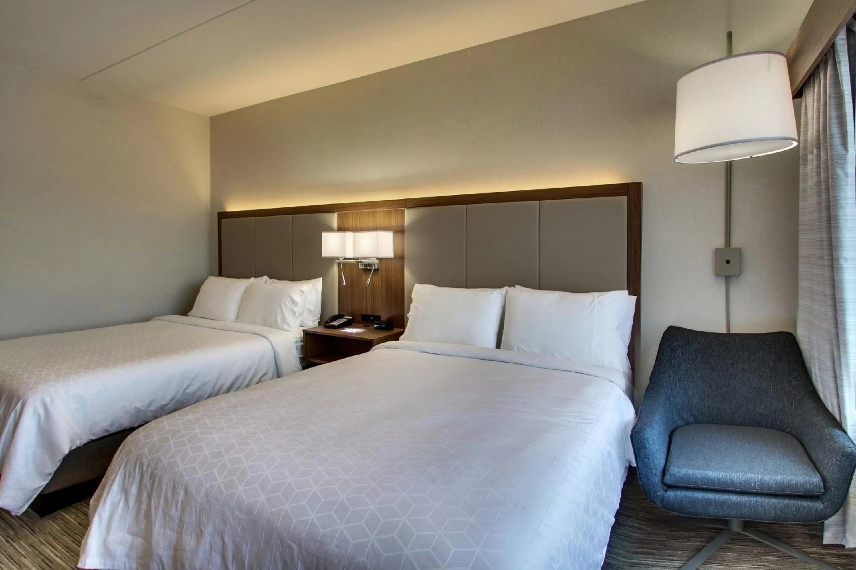 Bed in Holiday Inn Express & Suites Findlay North by IHG