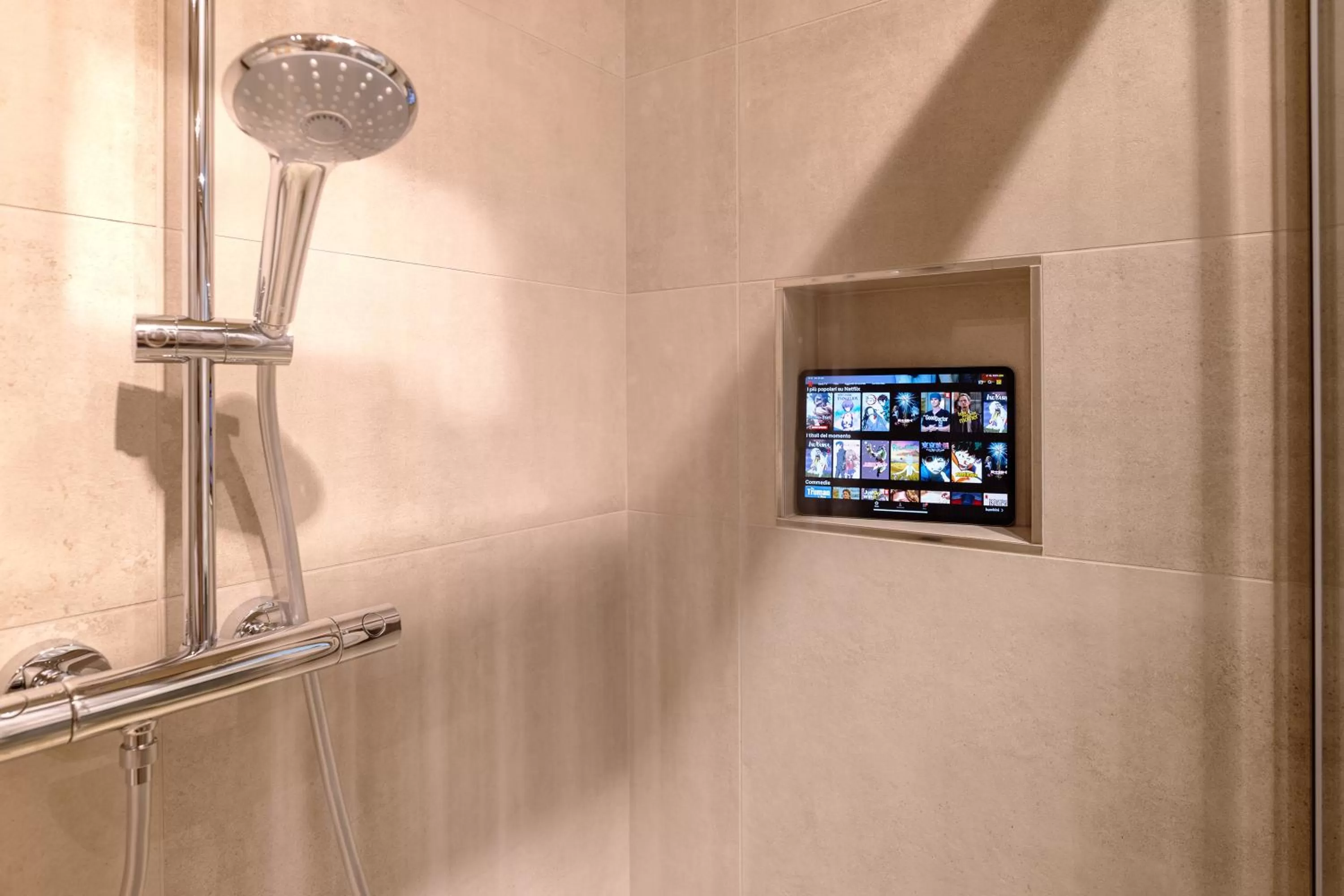 Shower, TV/Entertainment Center in Casa del Vicario