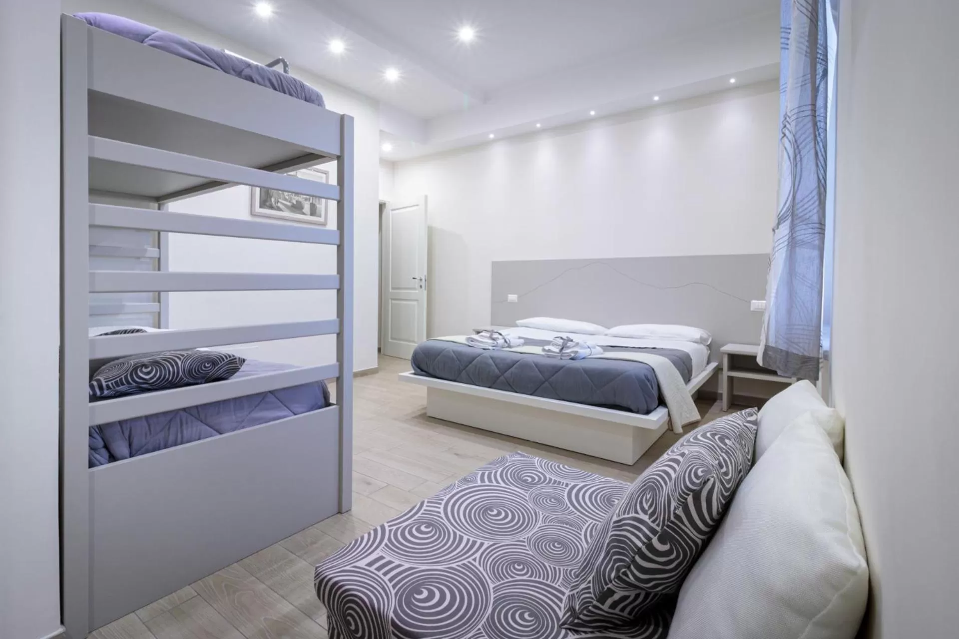 Photo of the whole room in Nolana '86