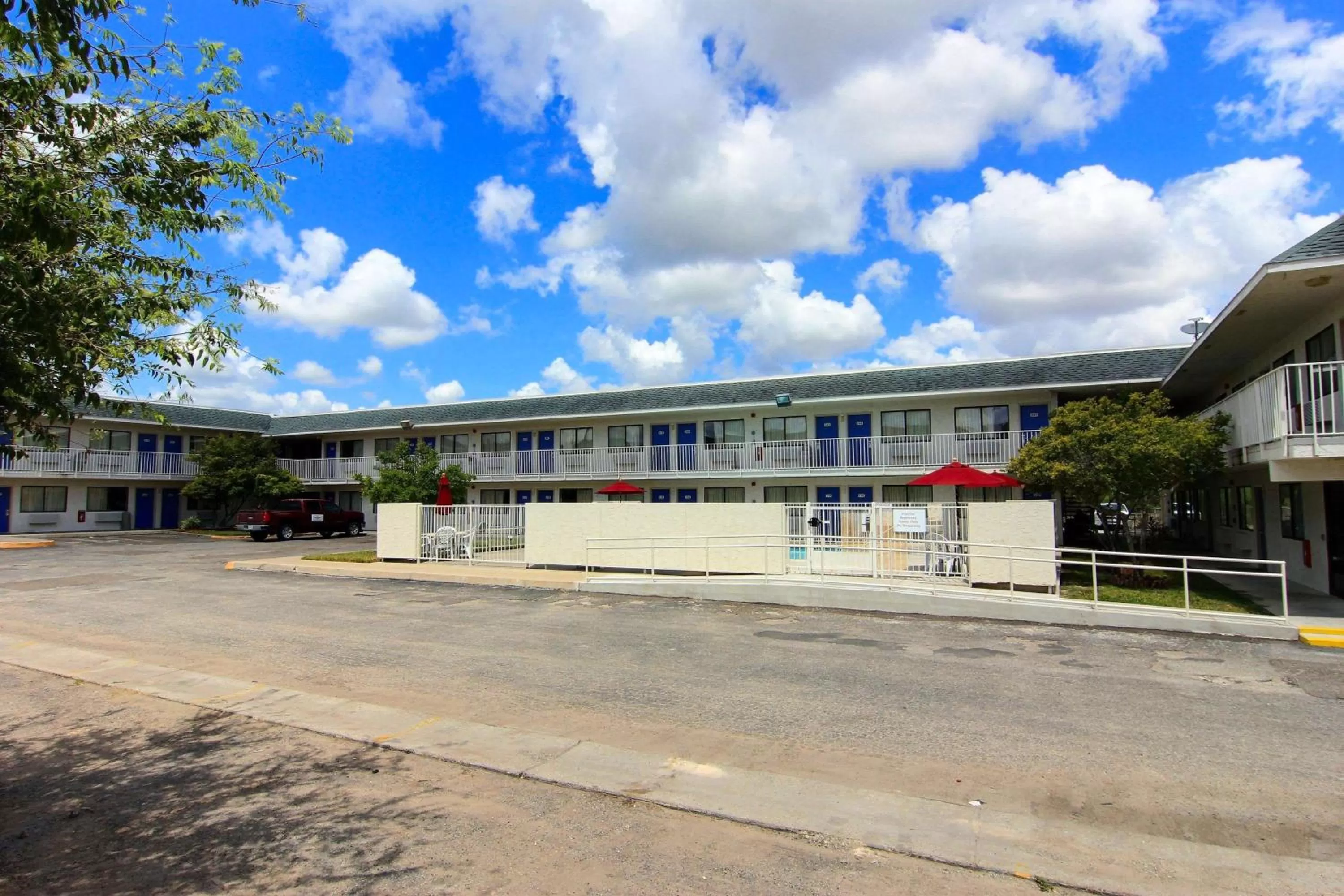Property building in Motel 6-Kingsville, TX