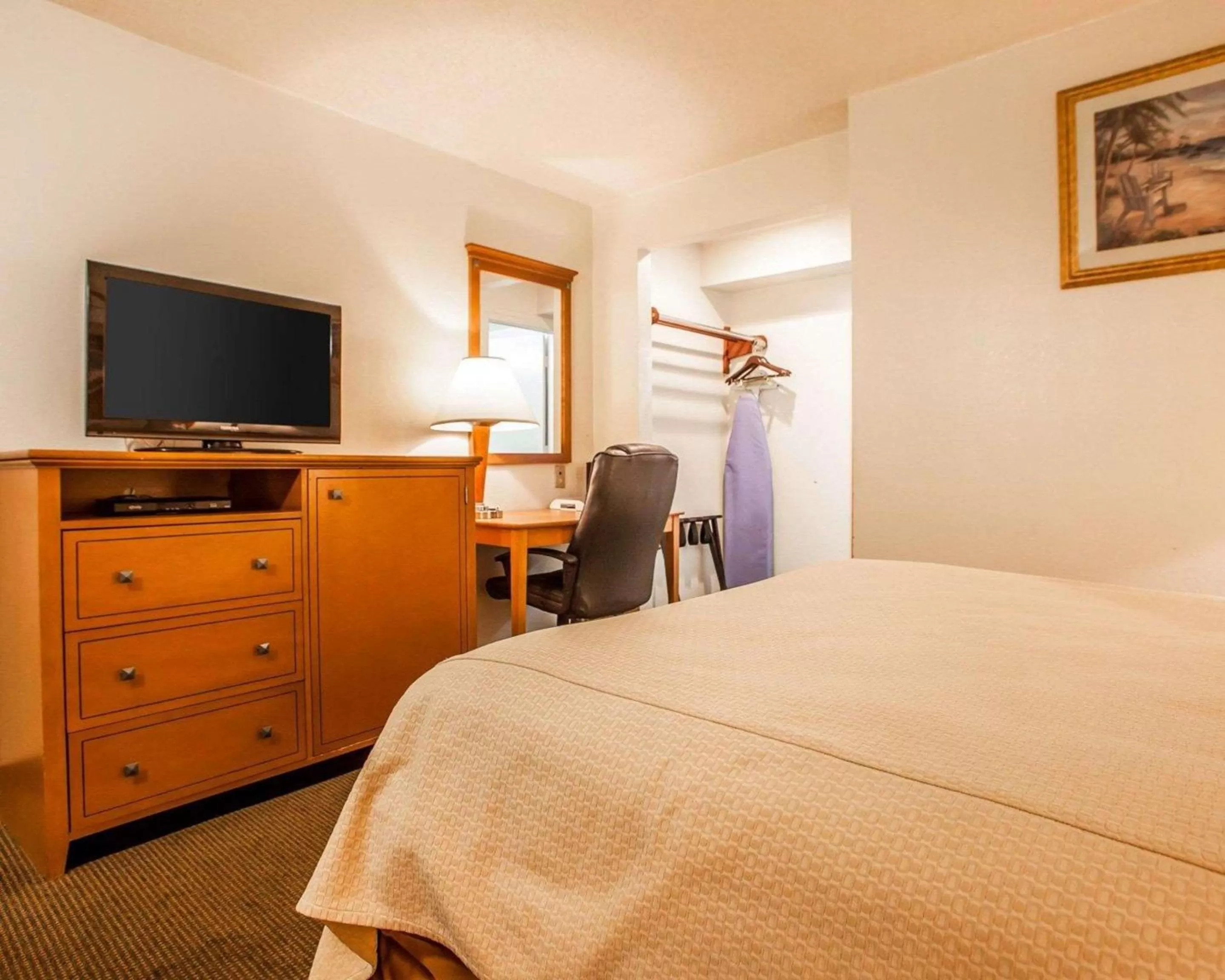 Photo of the whole room, Bed in Rodeway Inn Point Pleasant Beach