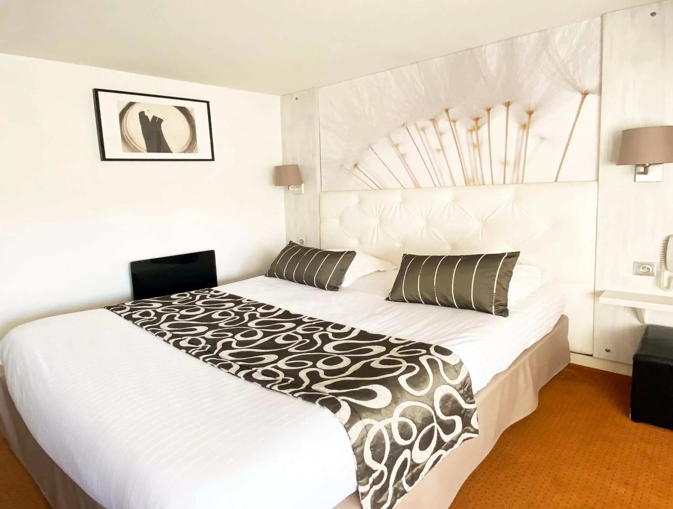 Double Room in Logis Hôtel des Lacs Paris Sud Double Room in Logis Hôtel des Lacs Paris Sud