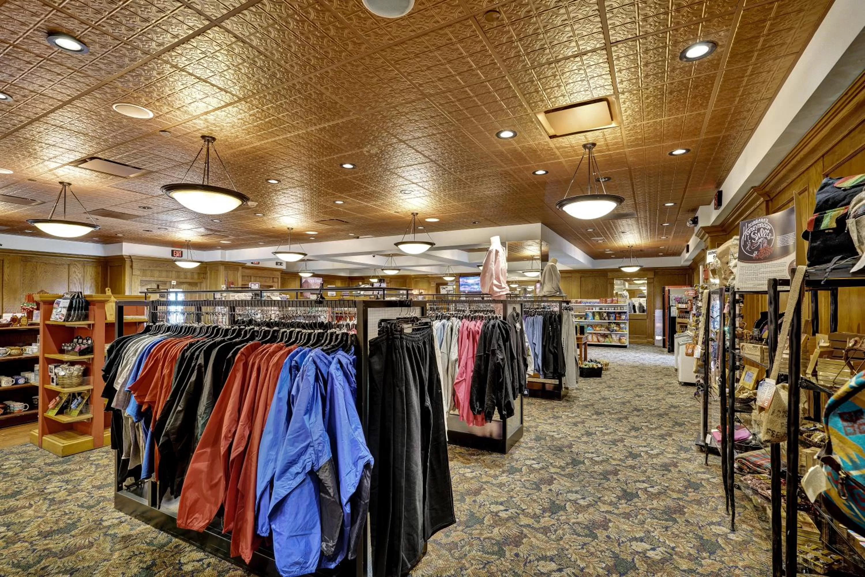 Shopping Area in Quality Hotel & Suites At The Falls