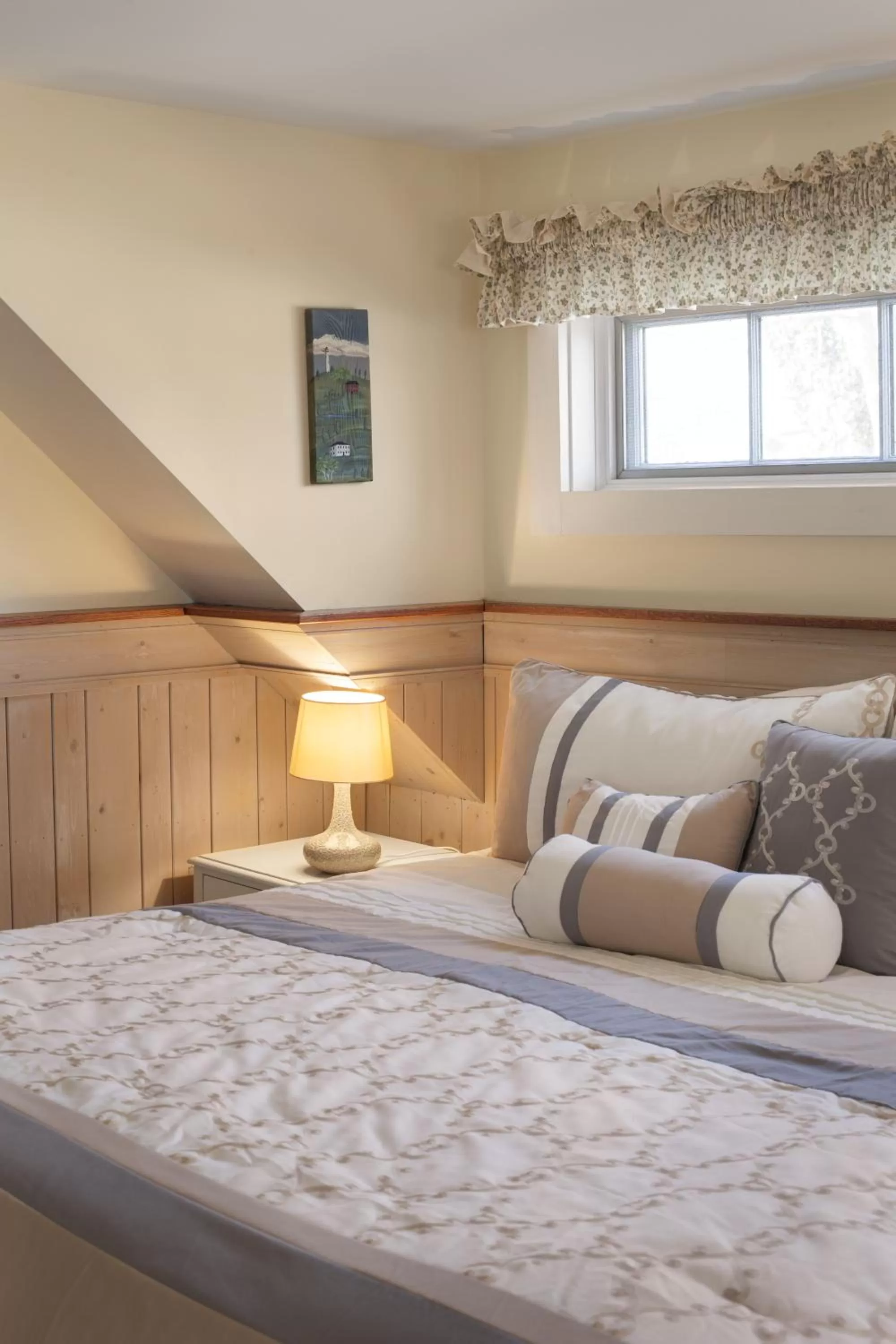 Bed in Isaiah Jones Homestead Bed and Breakfast