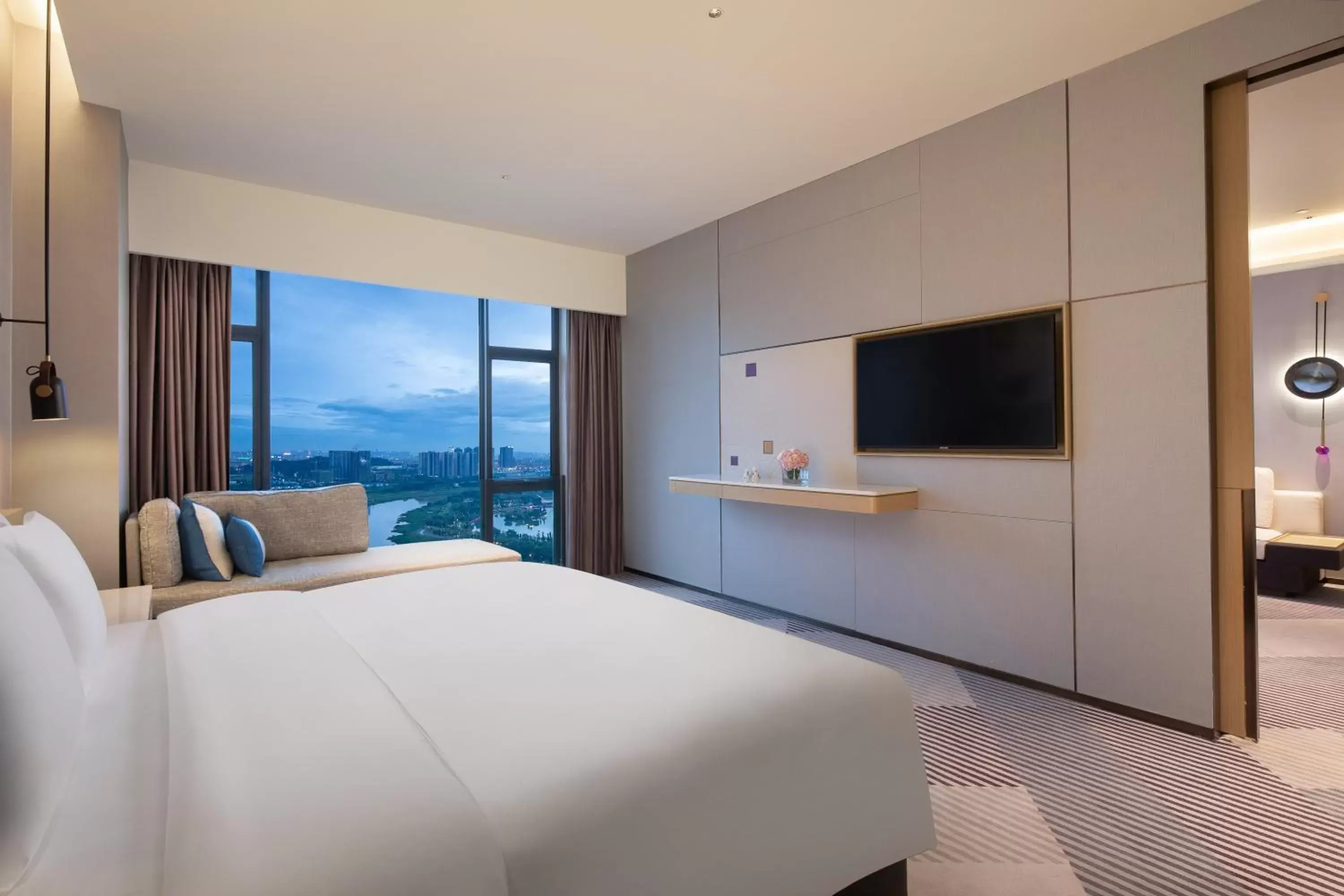 One-Bedroom Suite Lounge Access in Crowne Plaza Foshan Nanhai-an IHG Hotel-Free Shuttle Bus to Canton Fair One-Bedroom Suite Lounge Access in Crowne Plaza Foshan Nanhai-an IHG Hotel-Free Shuttle Bus to Canton Fair