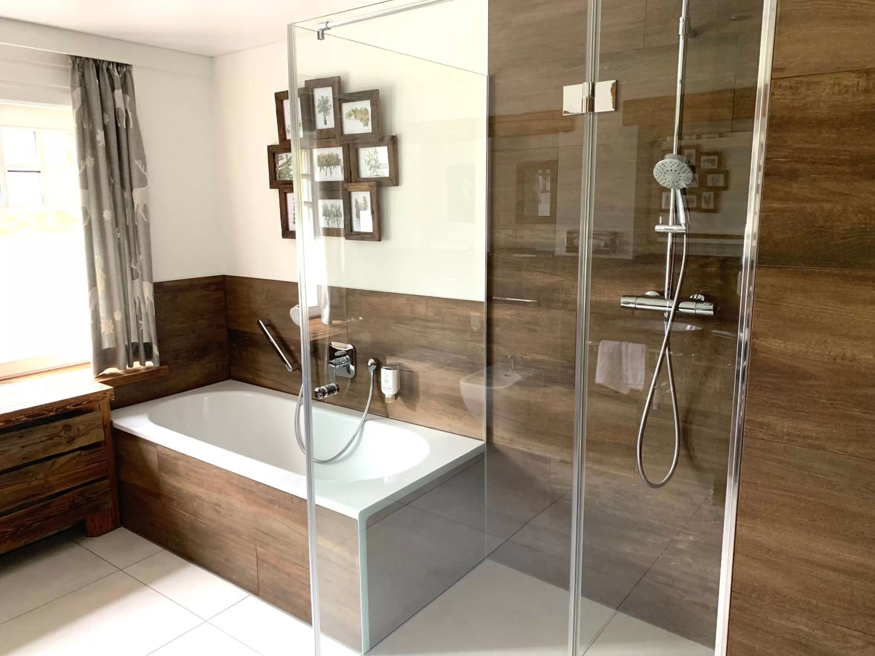 Shower in Villa Thea Hotel am Rosengarten