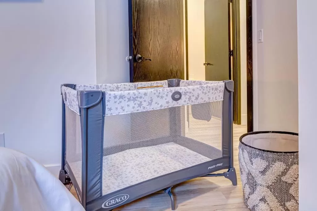 Bedroom, Bed in Mountain Retreat, Pool & Hot Tub, BBQ, Patio, King Bed, Sleeps 6!