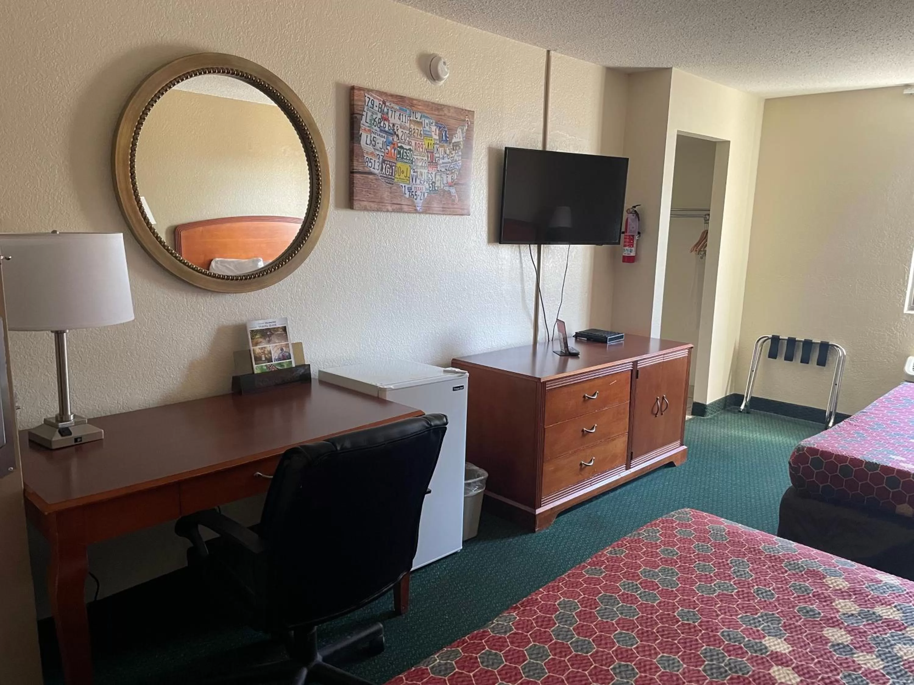 TV and multimedia, Bed in Econo Lodge Kalamazoo near Wings Stadium