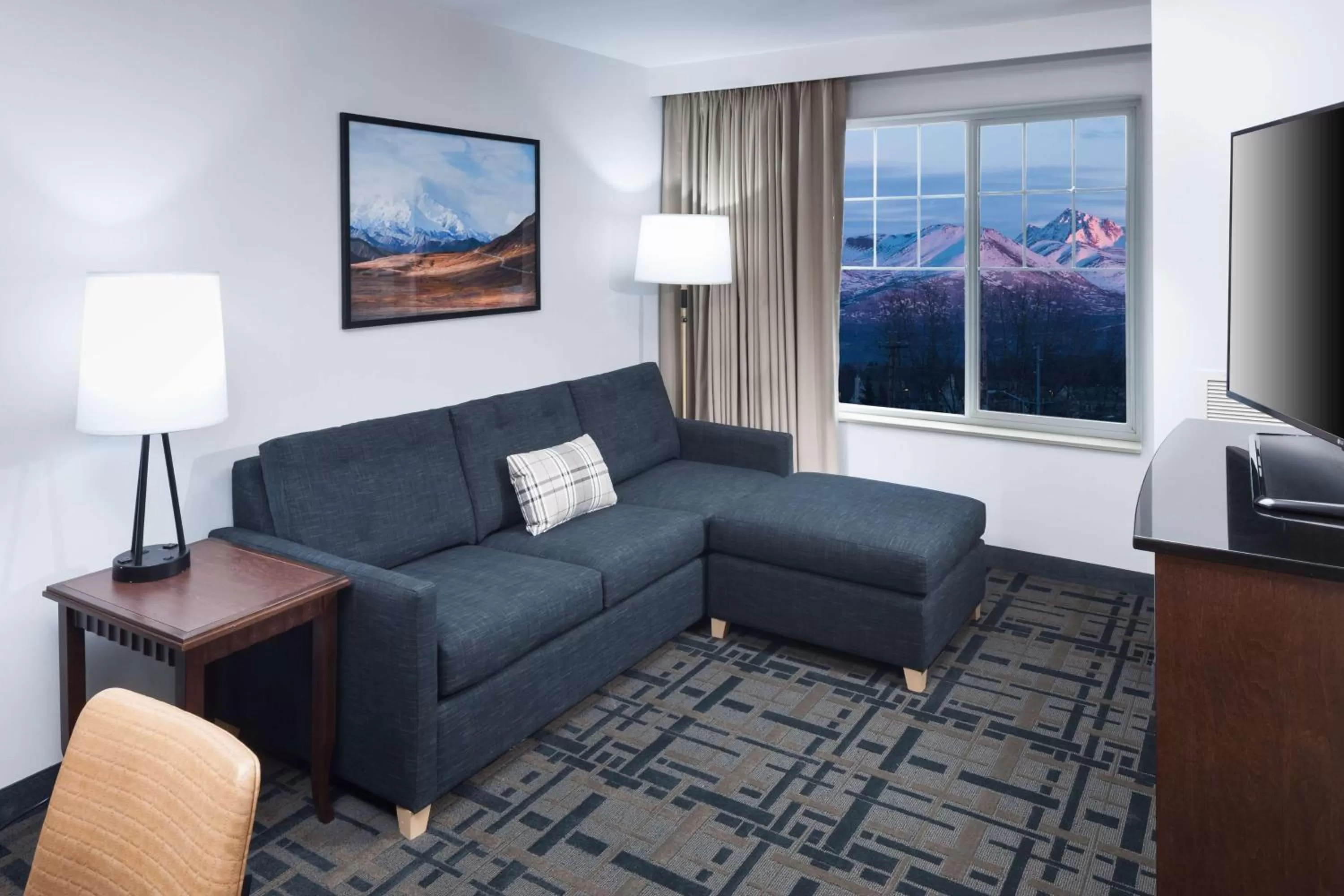 Living room in Embassy Suites Anchorage