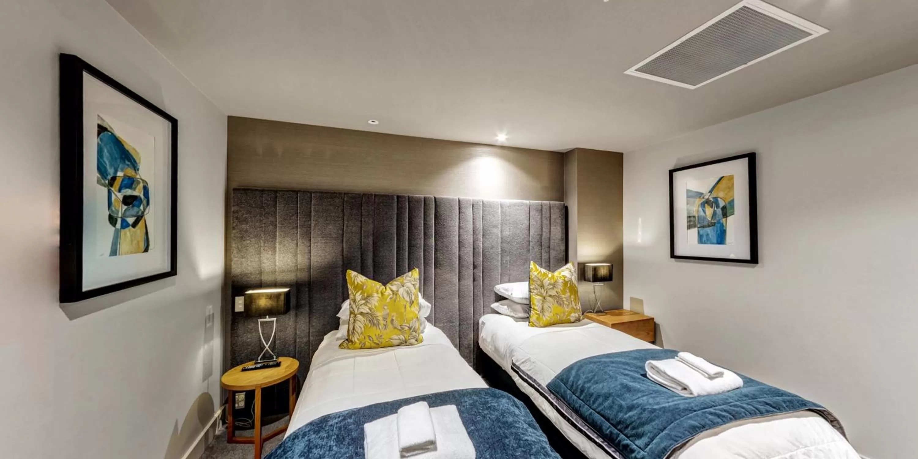 Bed in Distinction Dunedin Hotel