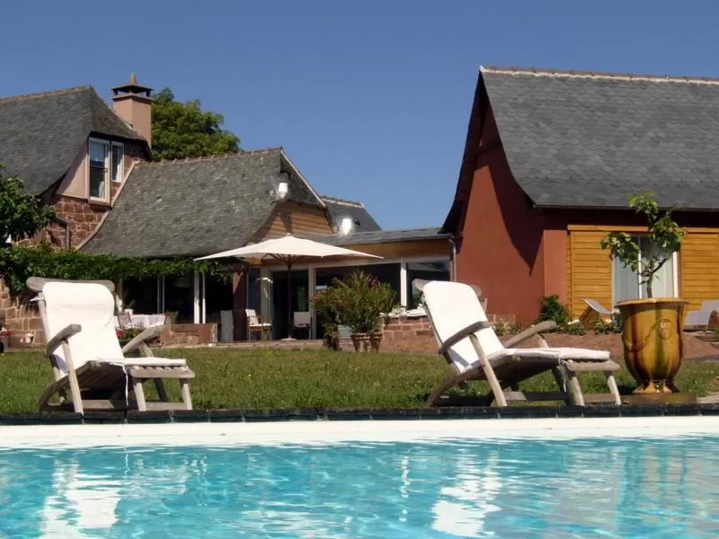 Swimming Pool in Chambre d'Hotes Le Ponsonnet