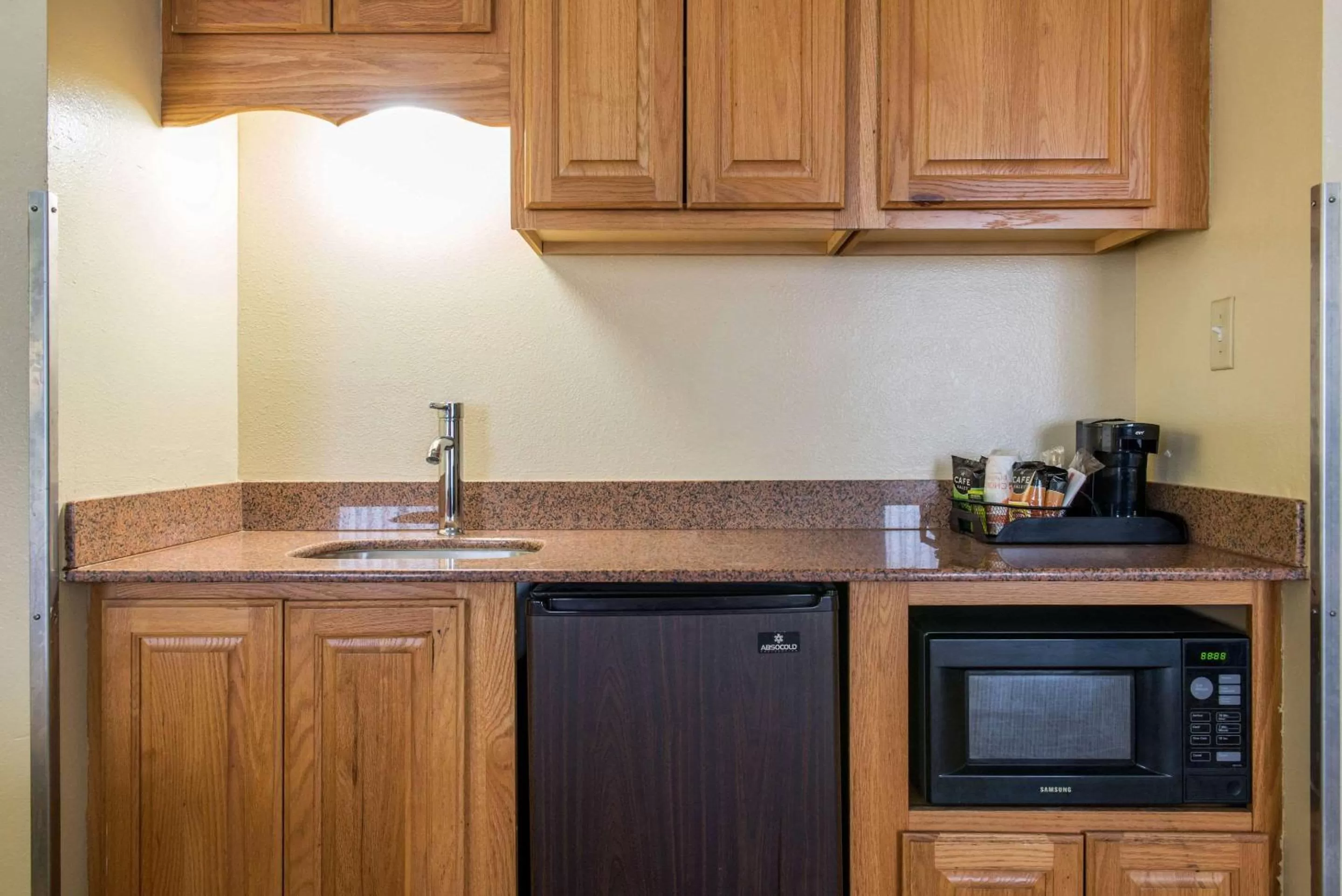 Photo of the whole room in Quality Inn Jacksonville near I-72