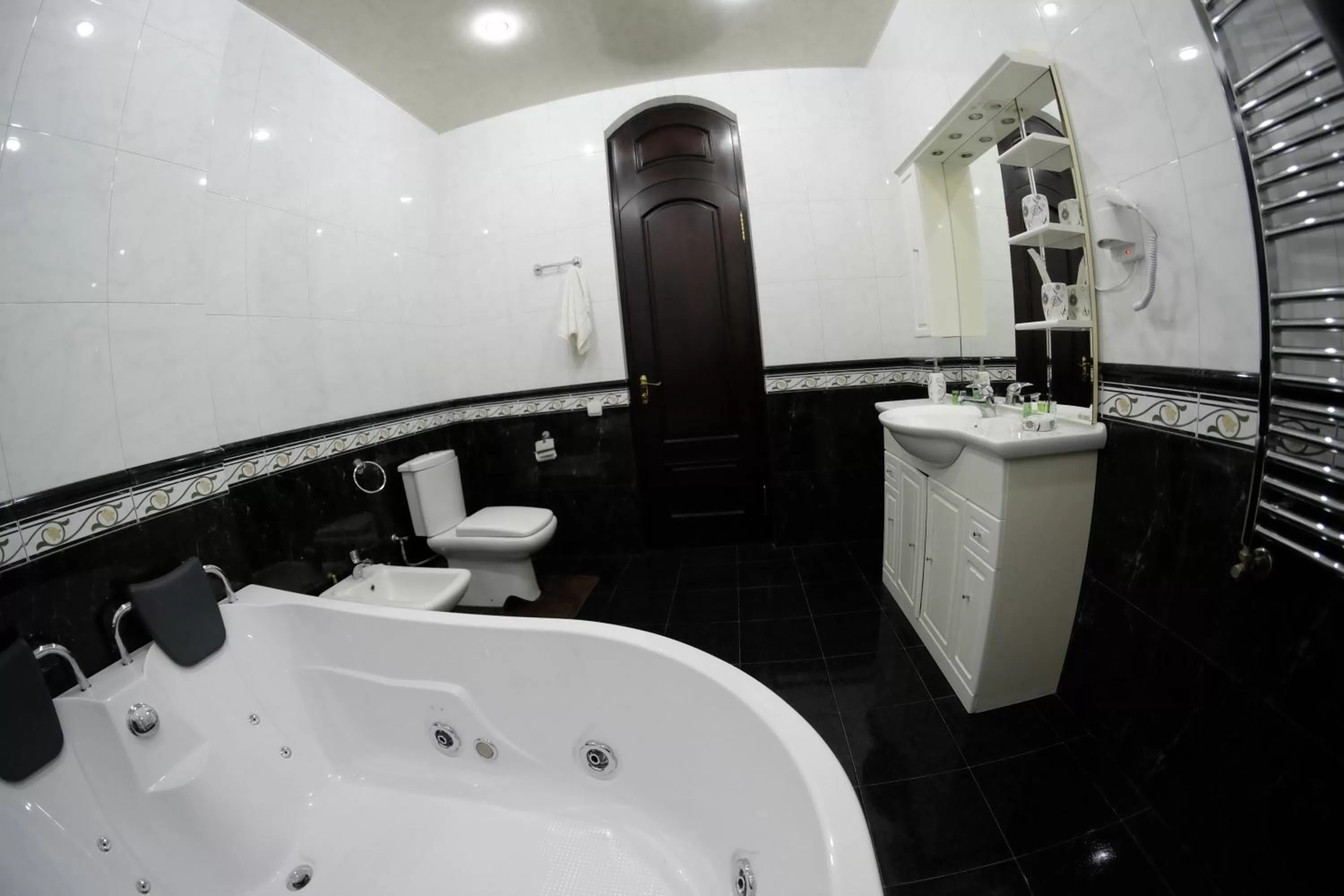 Hot Tub in S&L Boutique Hotel