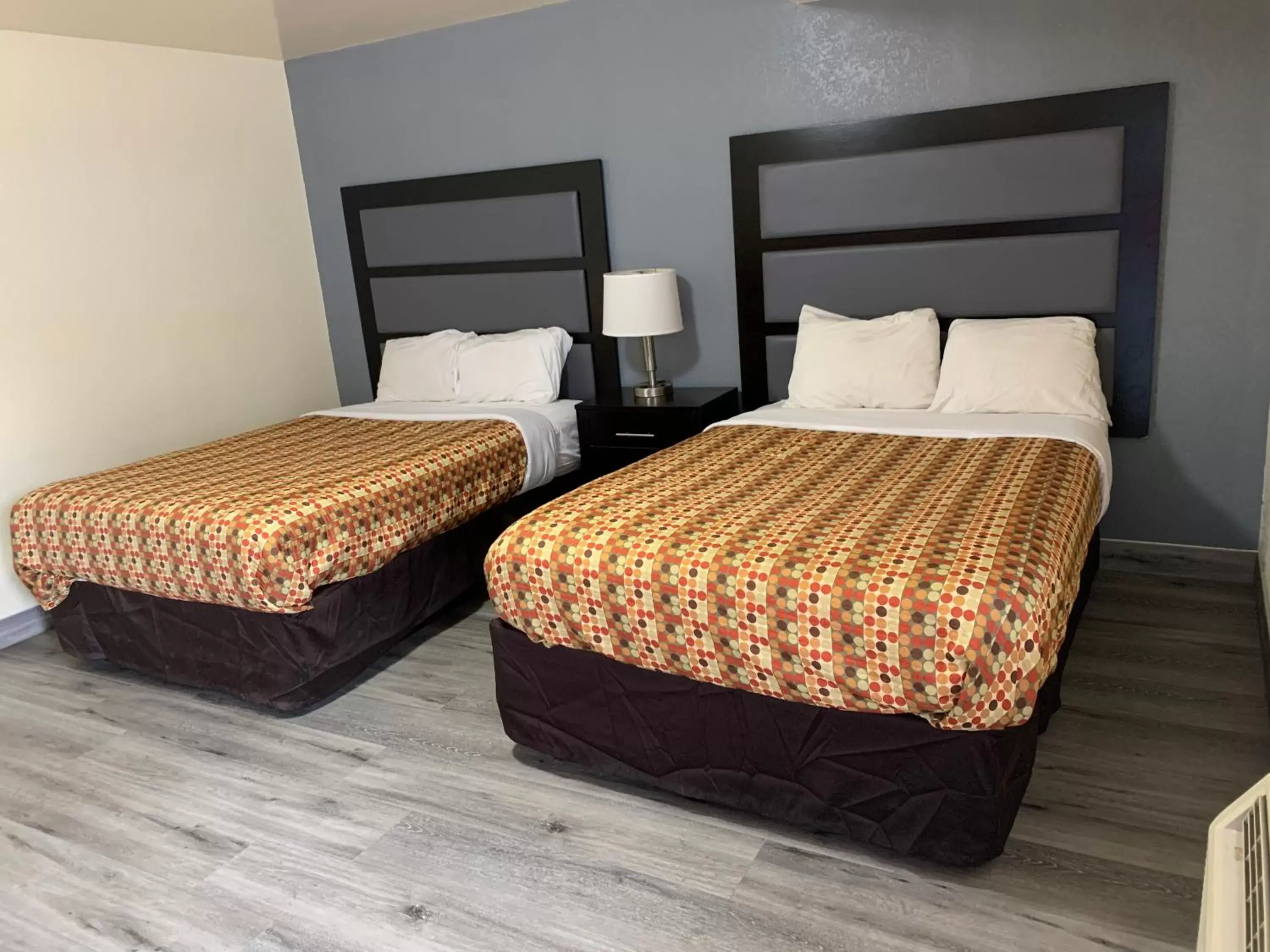 Standard Queen Room with Two Queen Beds in Green Garden Inn Standard Queen Room with Two Queen Beds in Green Garden Inn