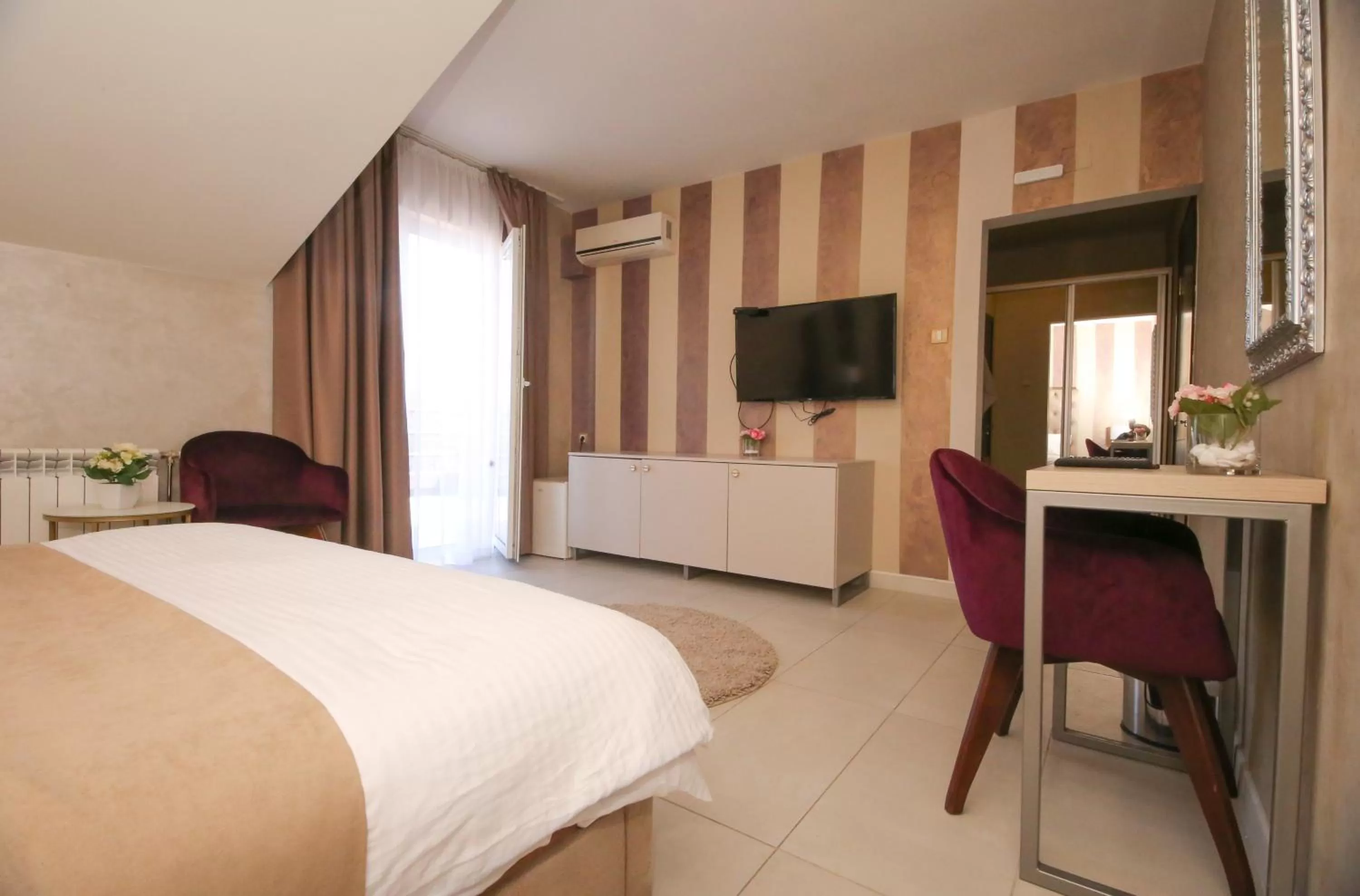 Bed, TV/Entertainment Center in Bajadera Lux