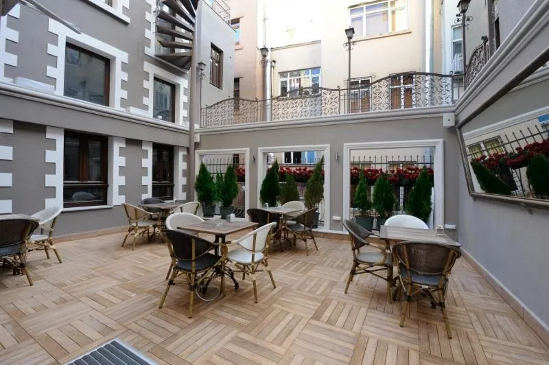 Restaurant/places to eat in Collage Pera Hotel