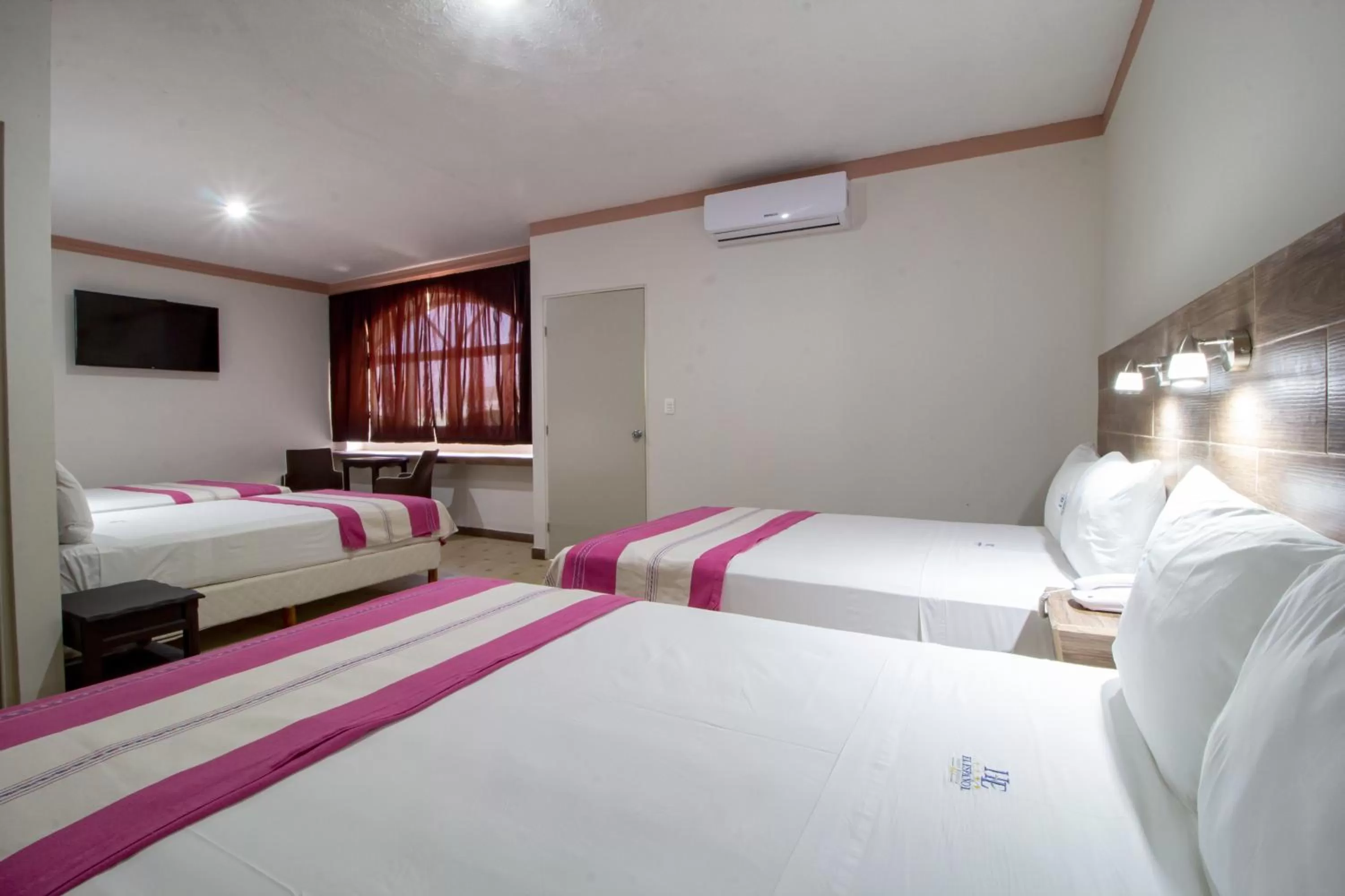 Photo of the whole room, Bed in Hotel El Español Centro Historico