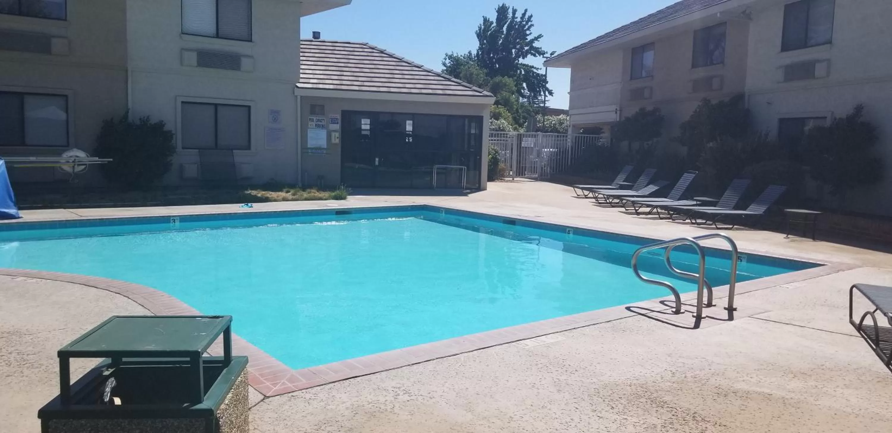 Swimming Pool in Modesto Hotel - Gateway to Yosemite