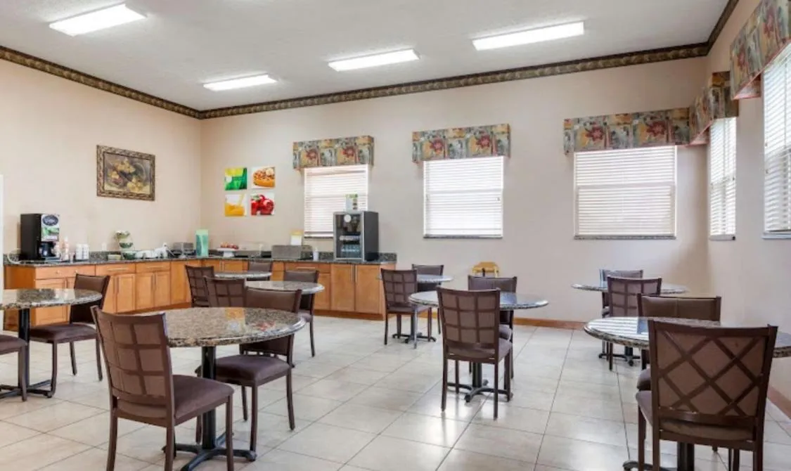 Restaurant/Places to Eat in Quality Inn & Suites South Obetz