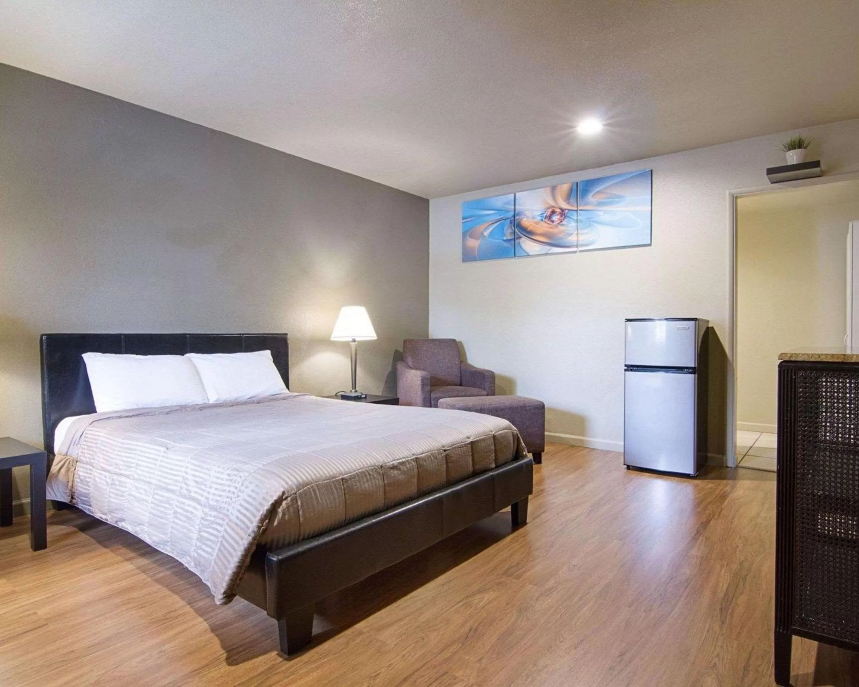 Photo of the whole room, Bed in Rodeway Inn Flagstaff East Route 66