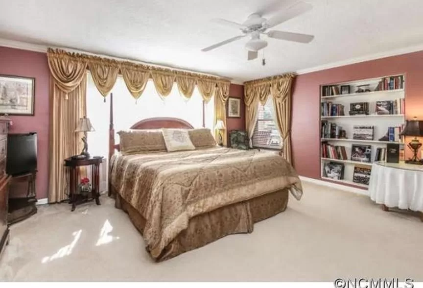 Bedroom in Brookside Mountain Mist Inn