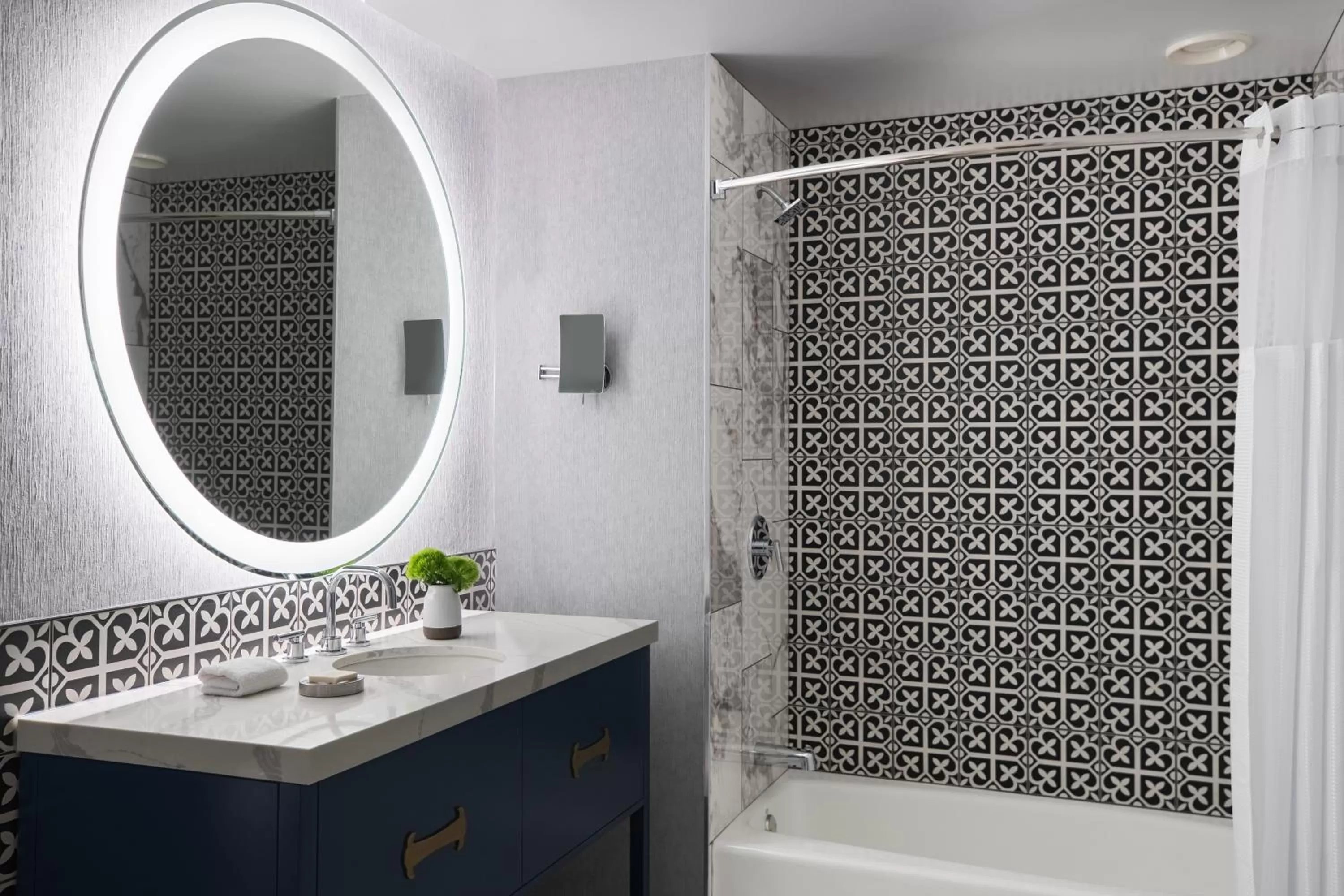 Shower in L7 Chicago by LOTTE