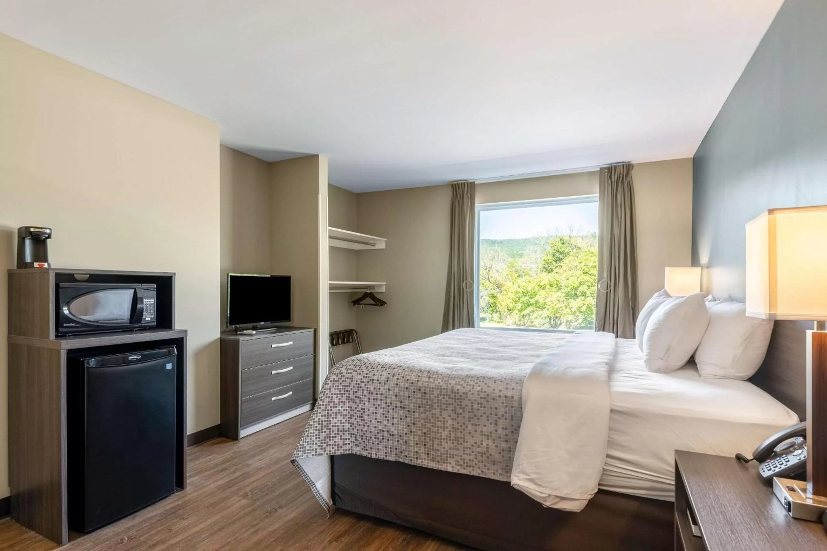 Photo of the whole room, Bed in Econo Lodge Dayton North