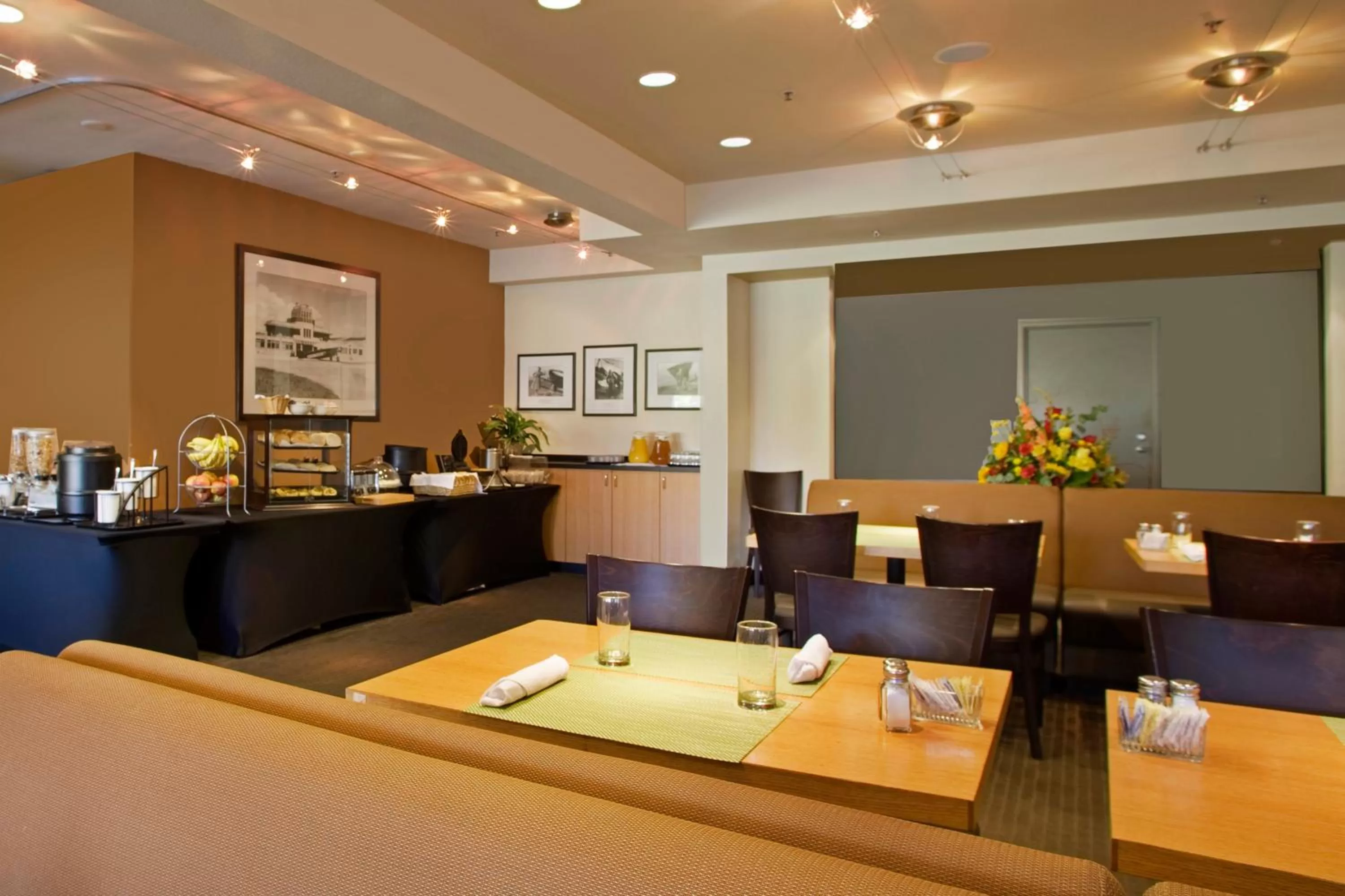 Restaurant/places to eat in Radisson Hotel Portland Airport