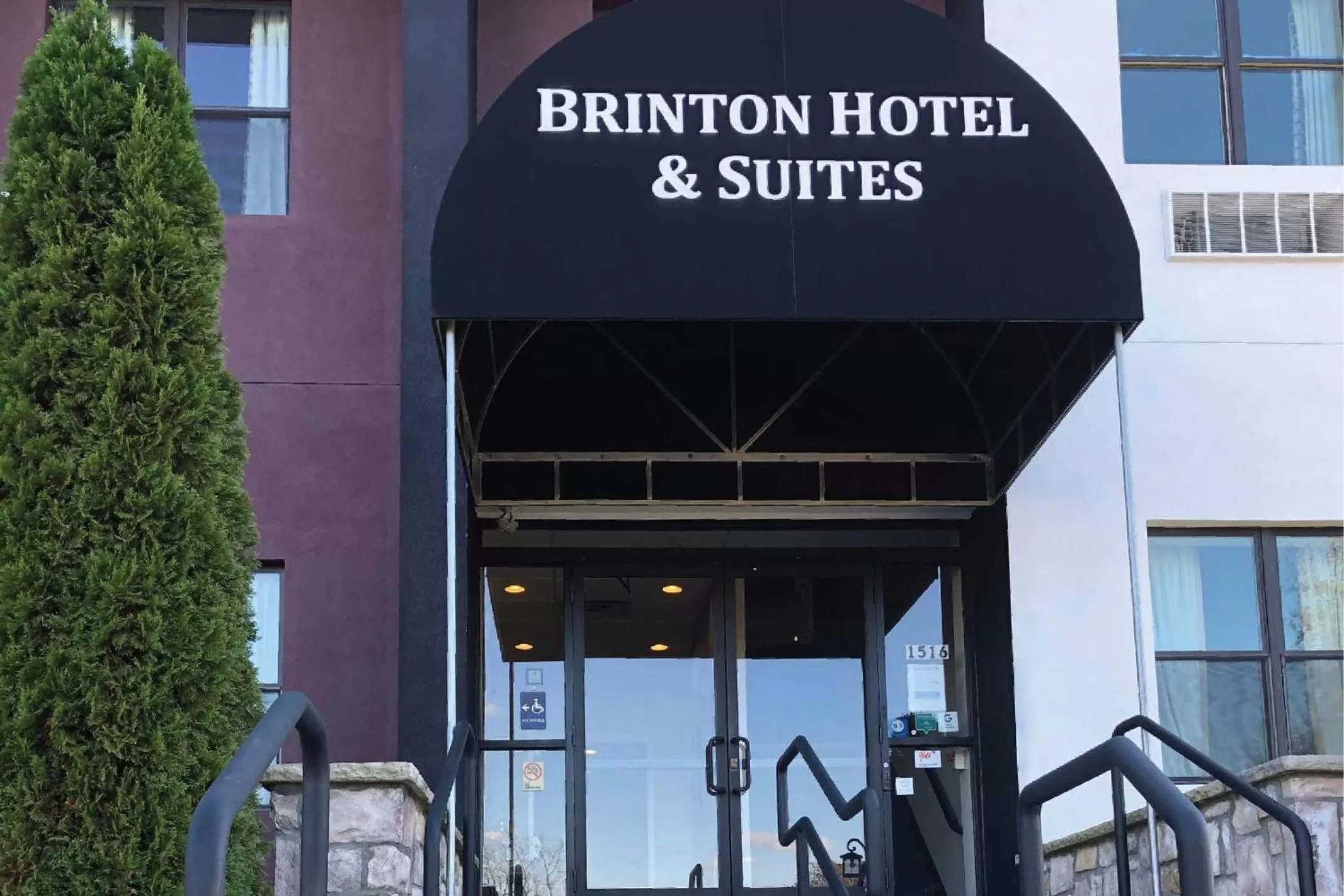 Facade/entrance in Brinton Suites