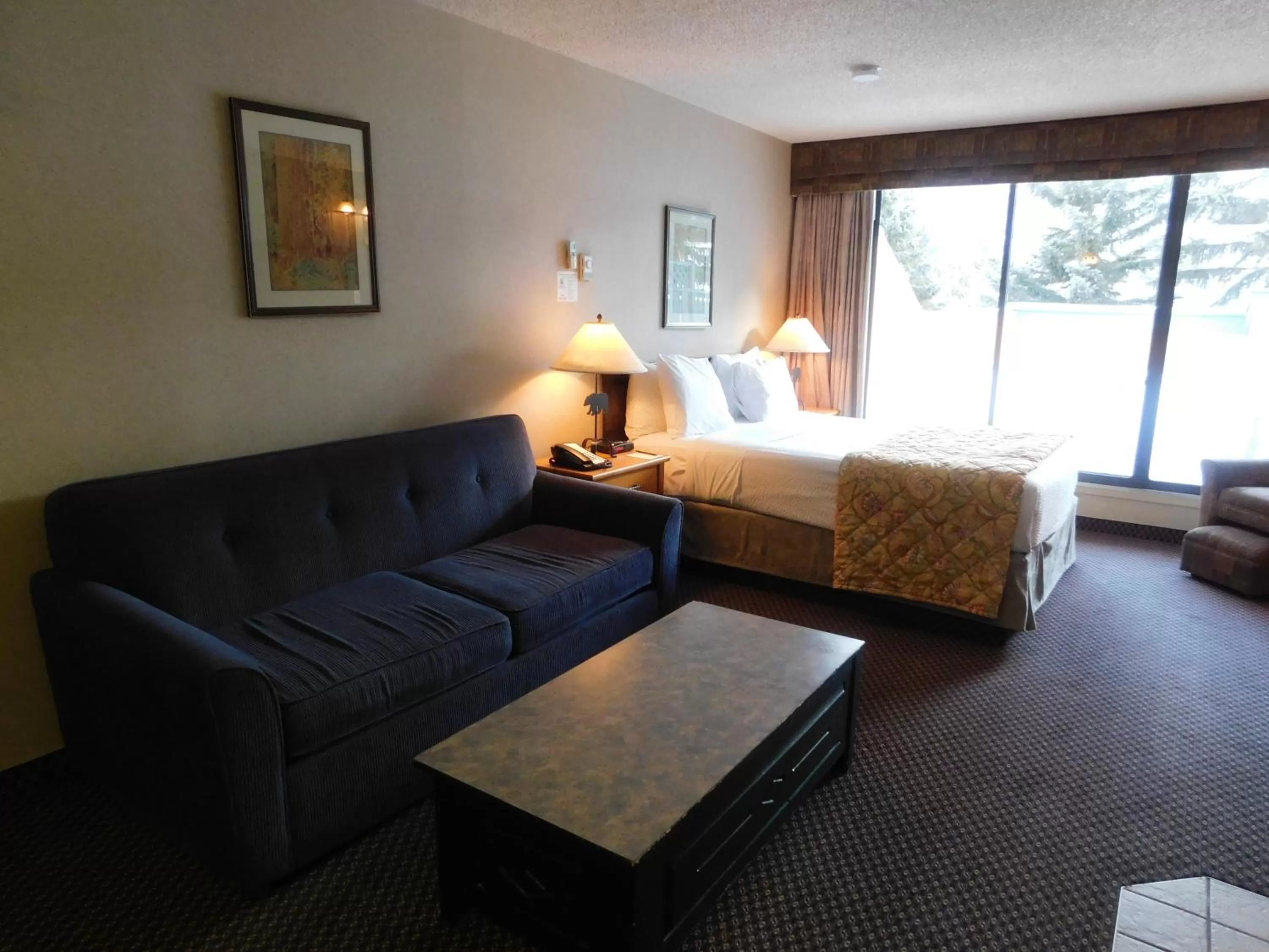 Seating area, Bed in Douglas Fir Resort & Chalets