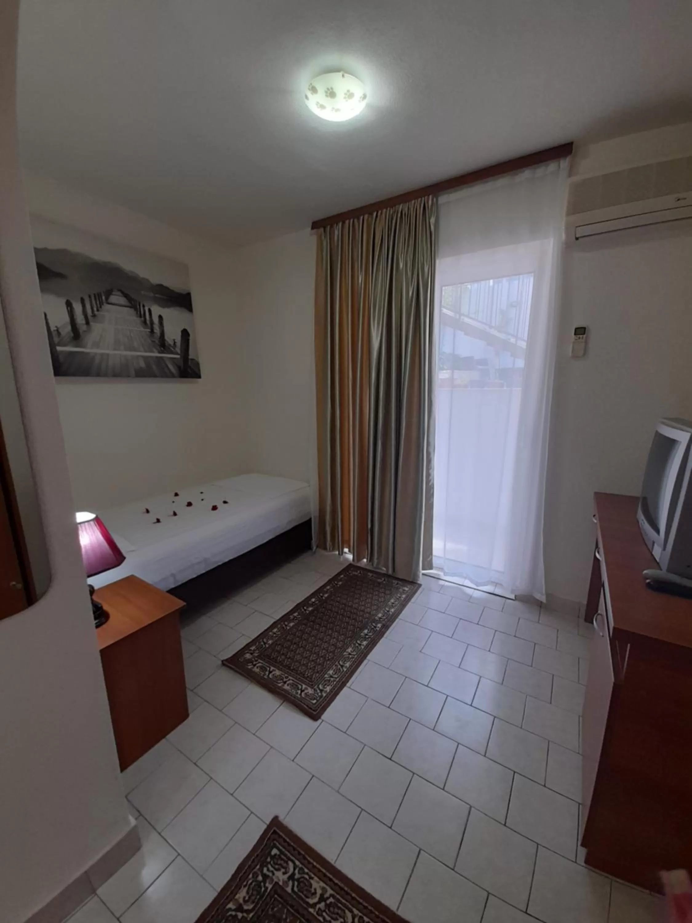 Text overlay, Bed in " Villa Kruna Lux "