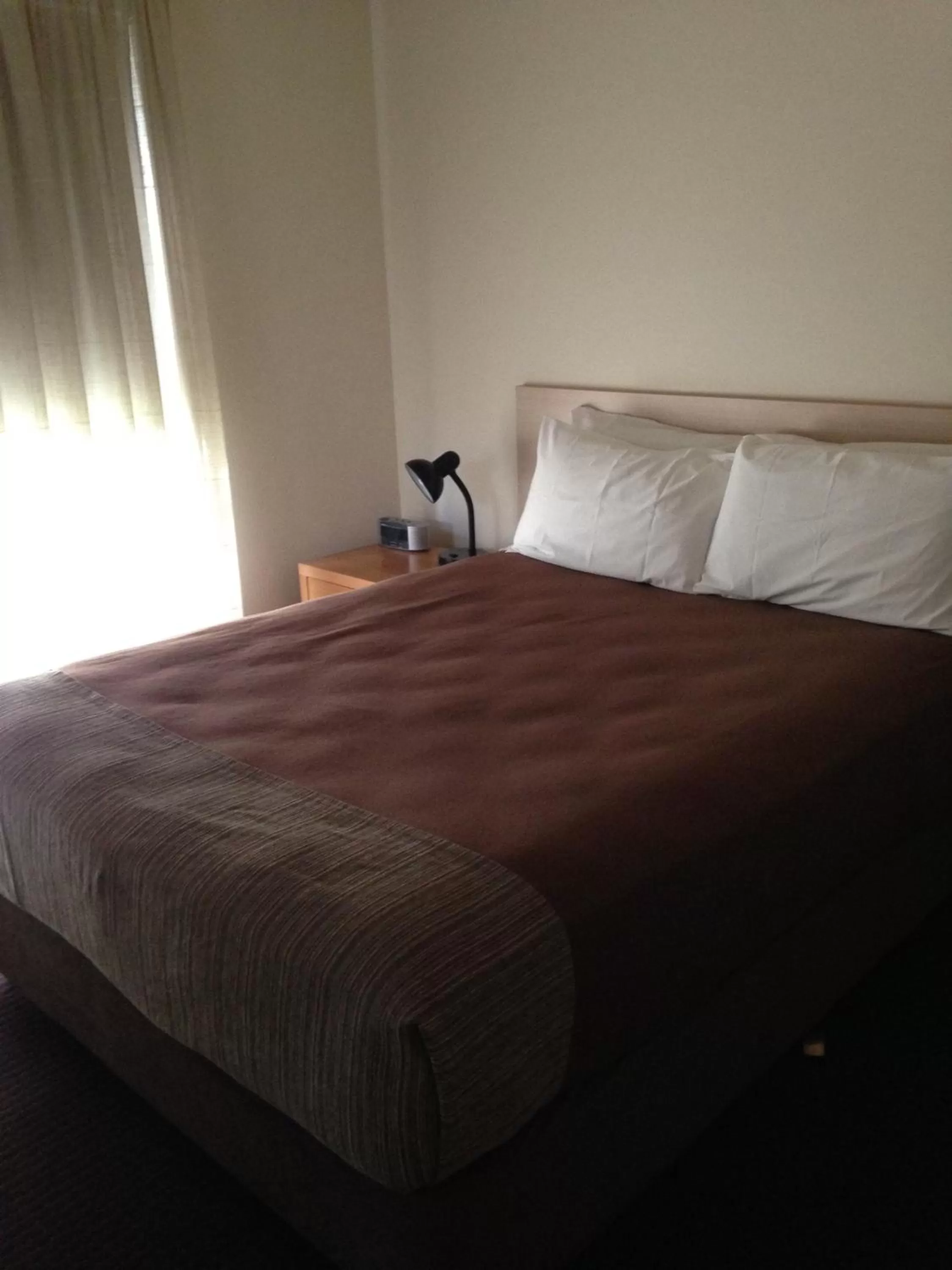 Bed in Francis Phillip Motor Inn and The Lodge