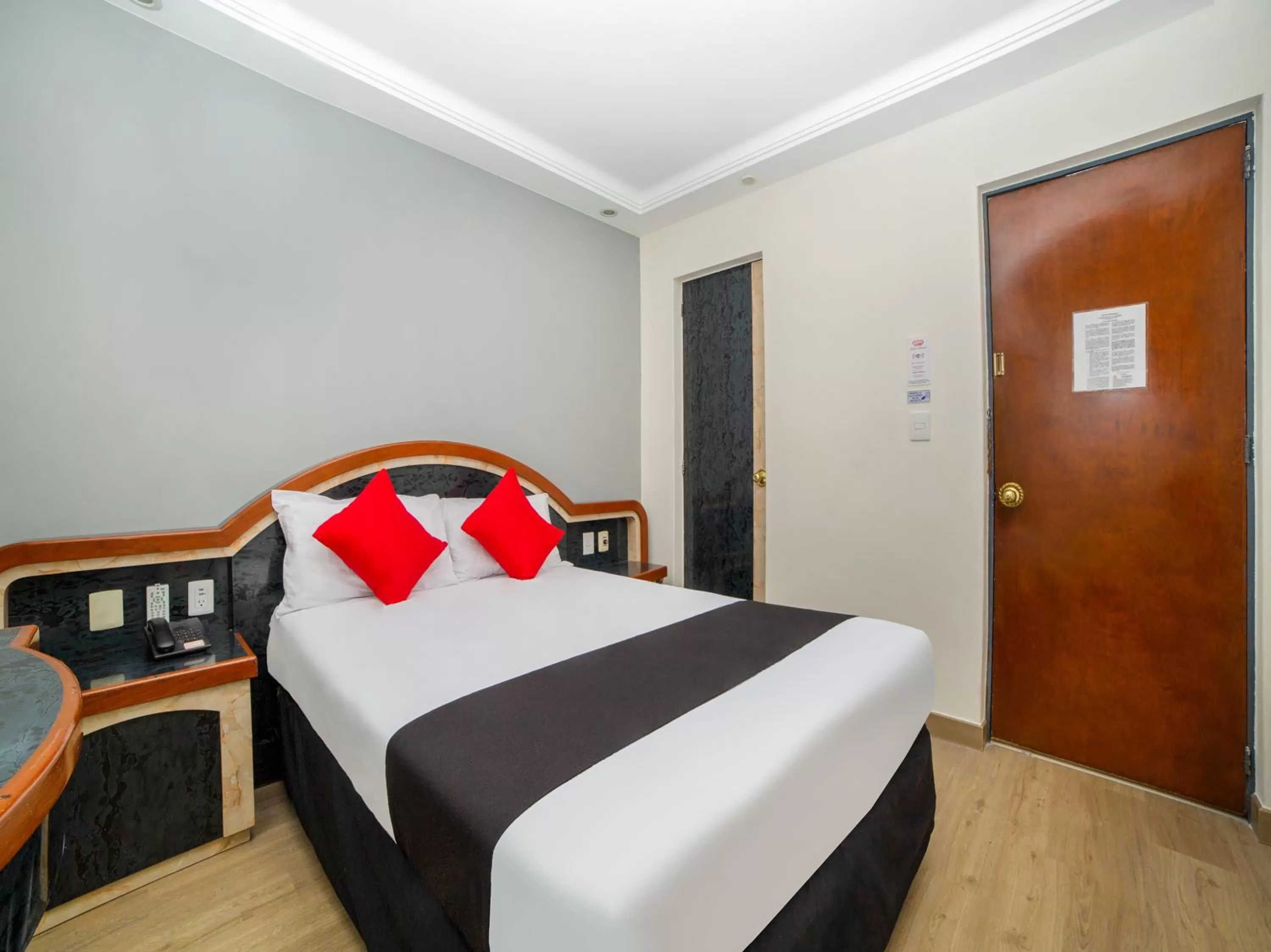 Bedroom, Bed in Hotel Monarca