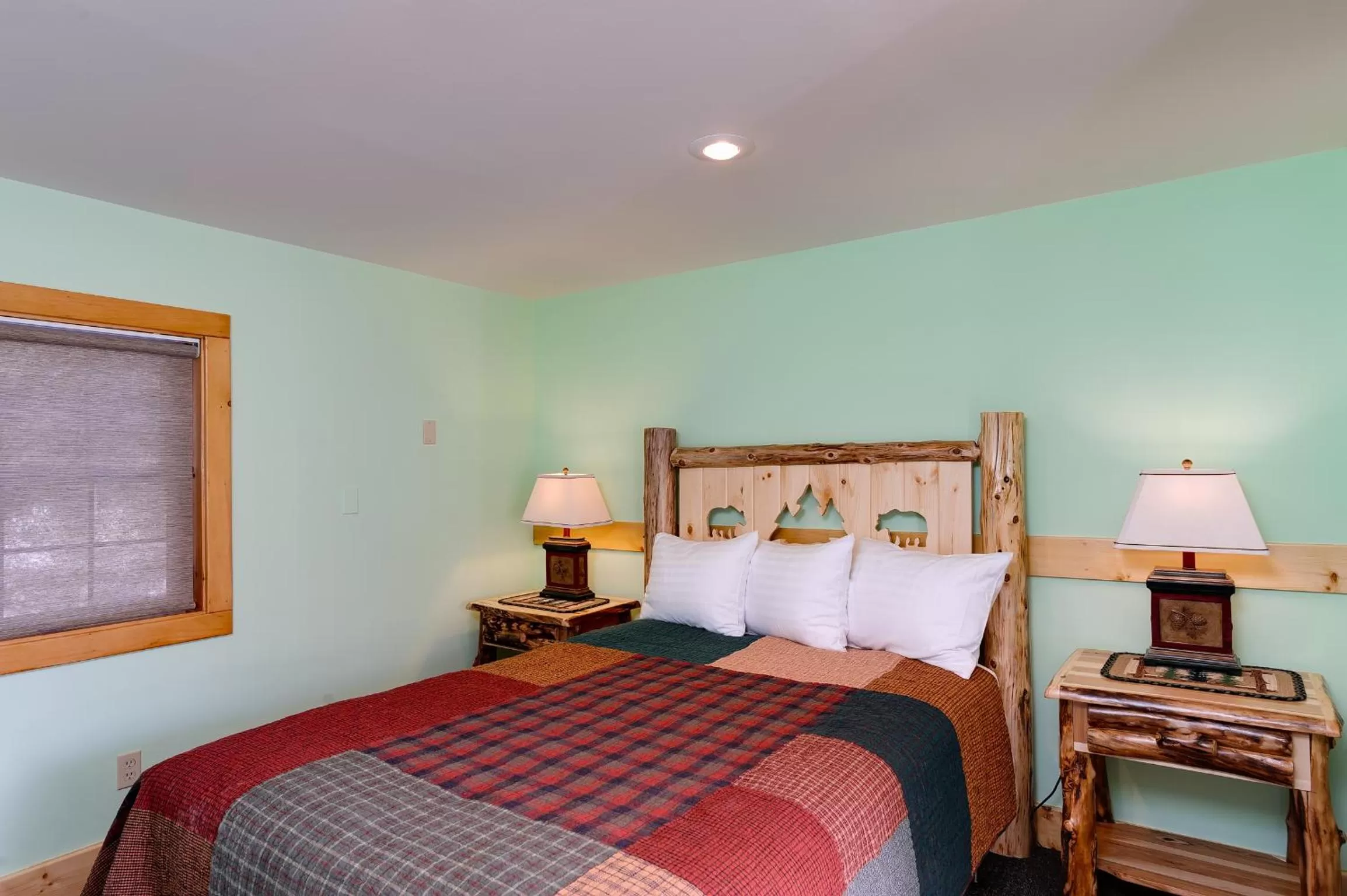 Bedroom, Bed in Cobble Mountain Lodge