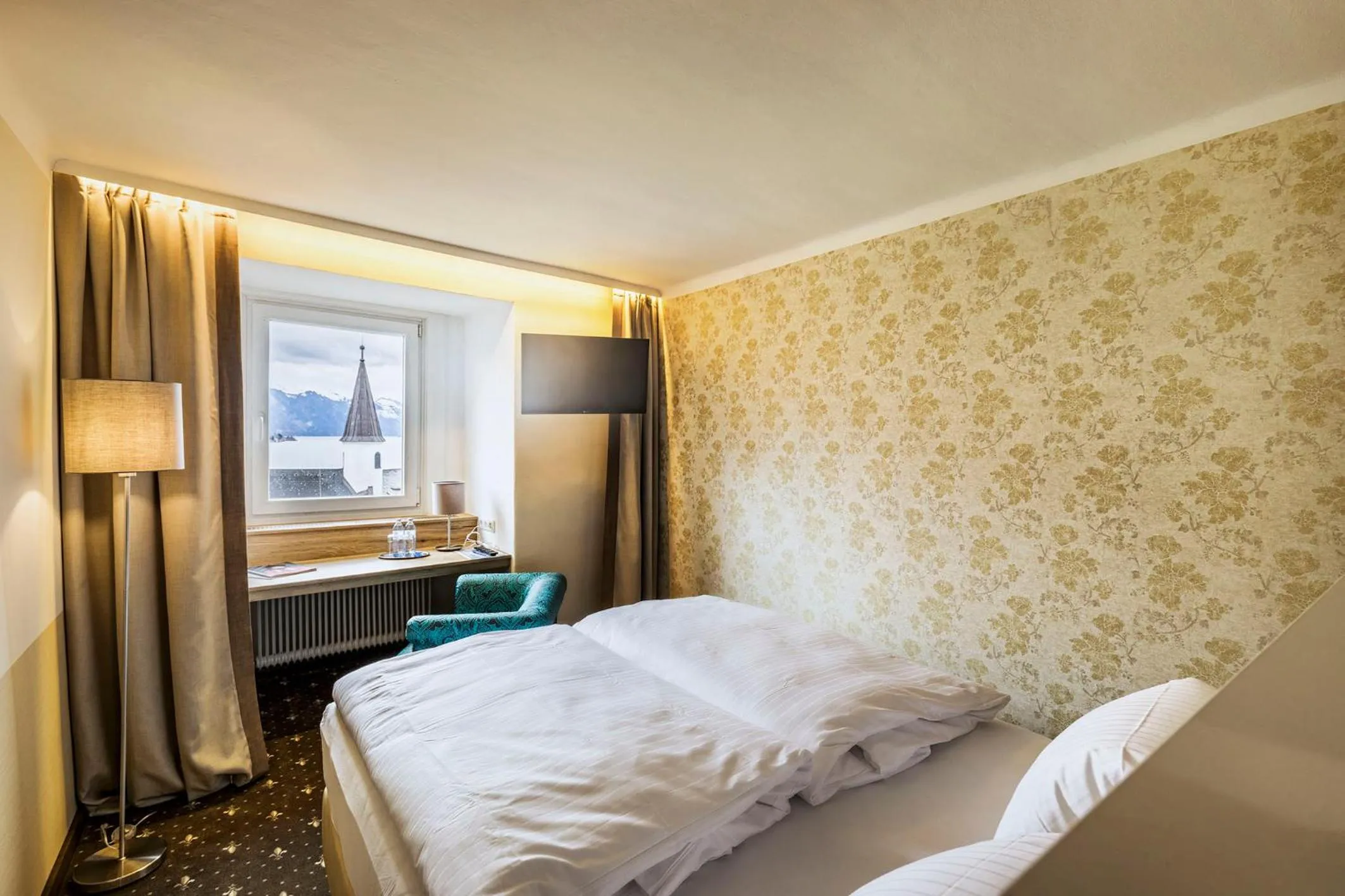 Bed in Keramikhotel Goldener Brunnen