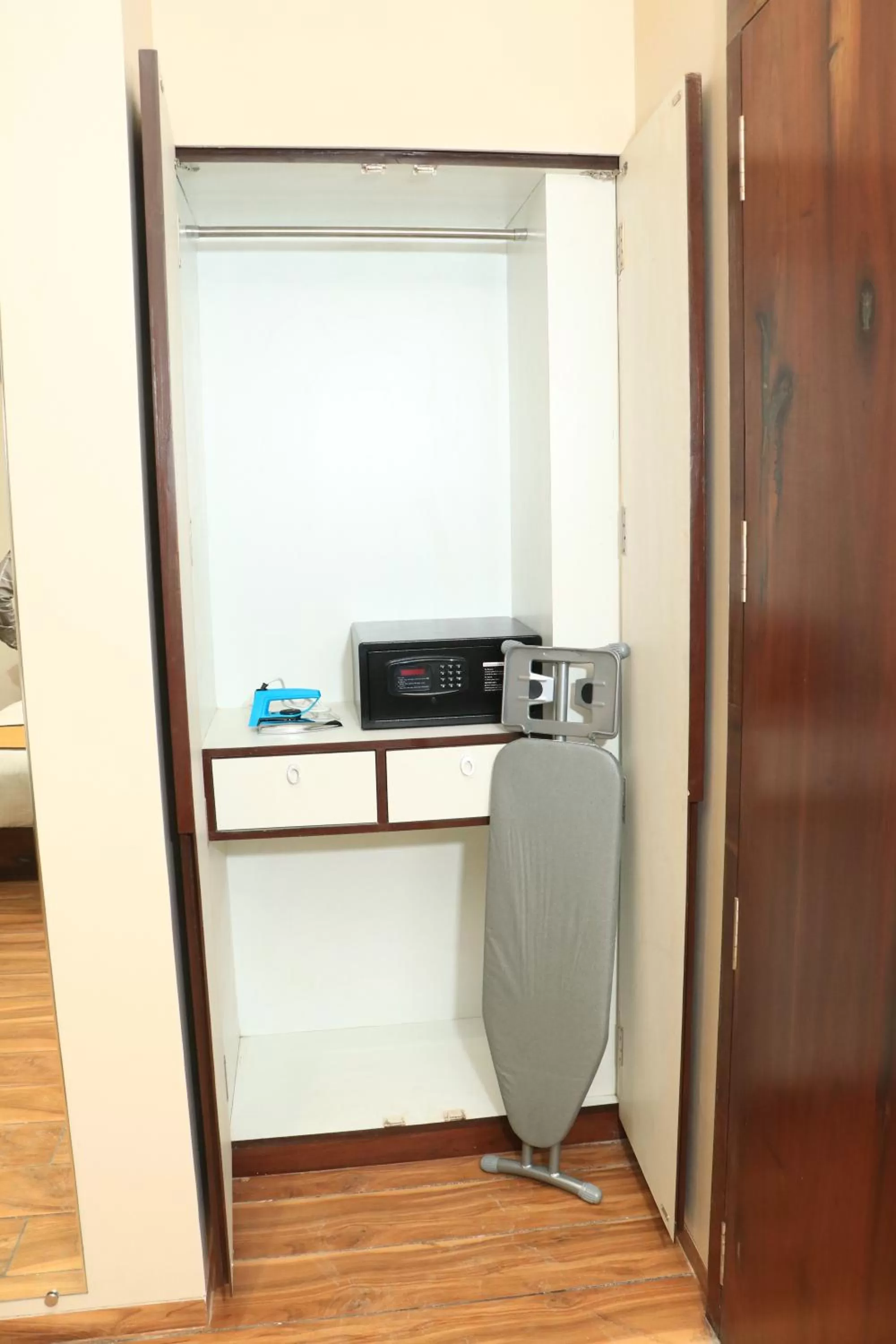 wardrobe in Hotel Rudra Royals