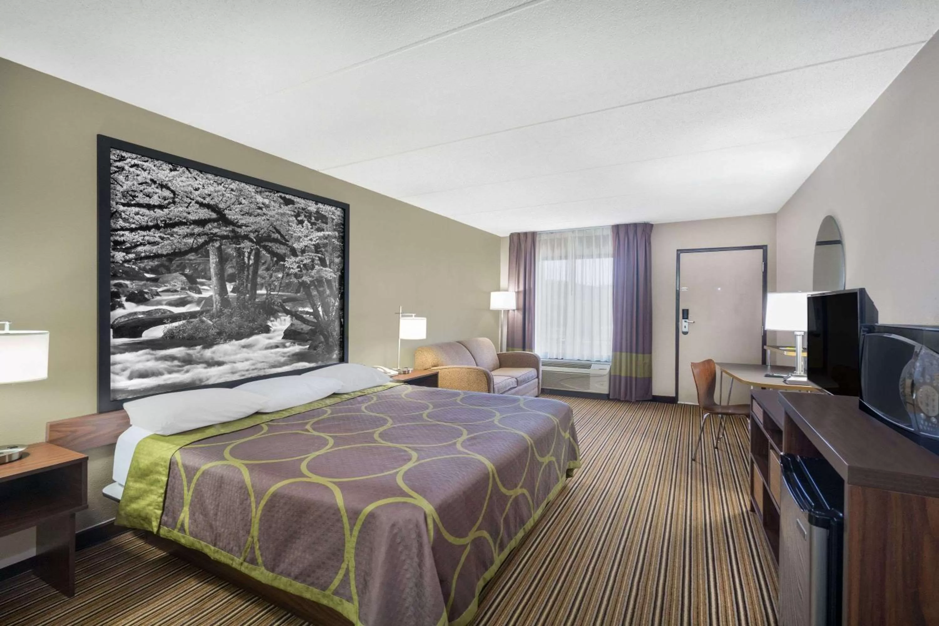 Photo of the whole room, Bed in Super 8 by Wyndham Knoxville North/Powell