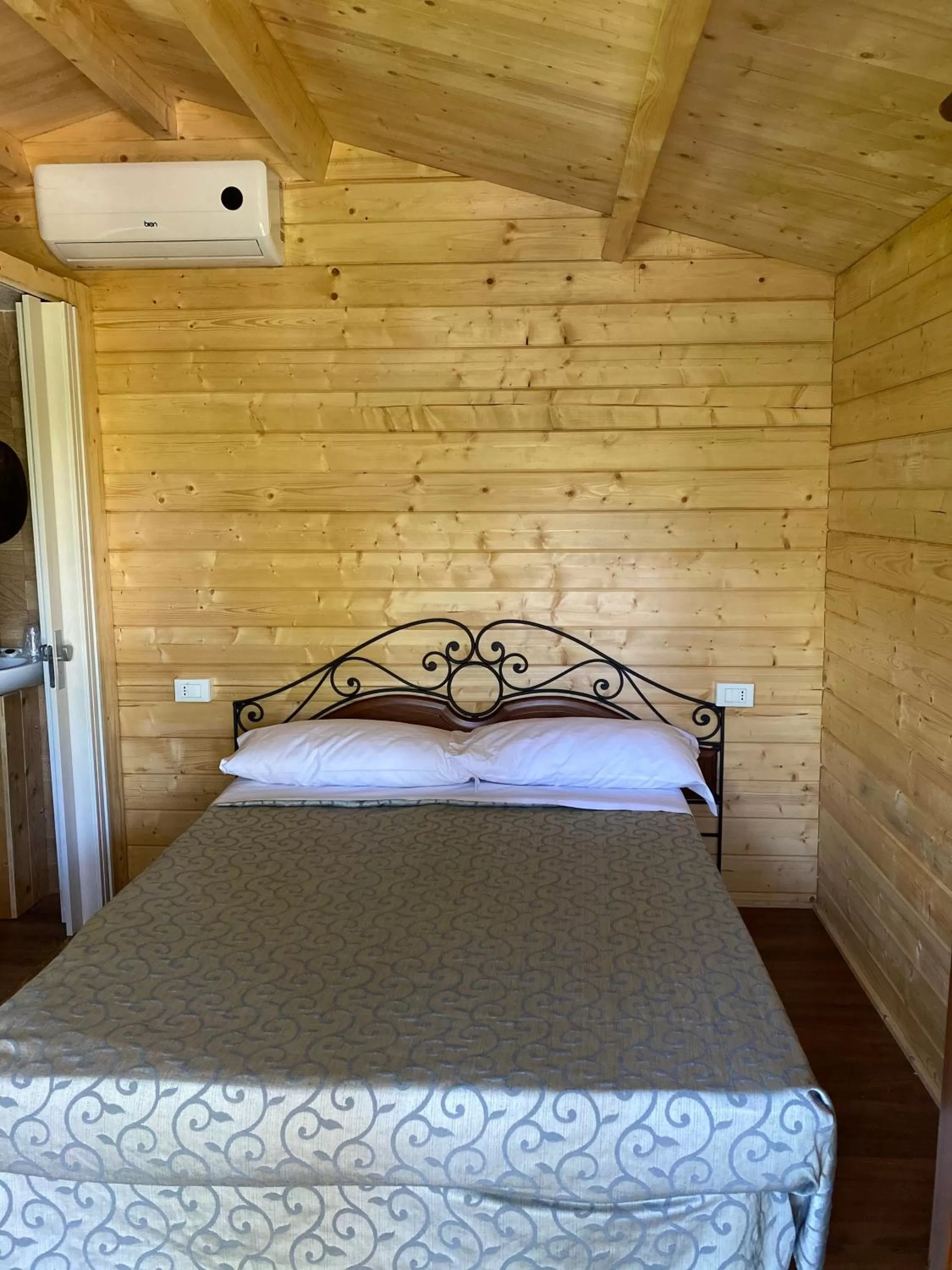 Bed in Albavillage Rooms & Camping