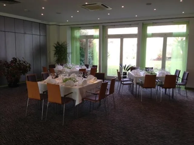 Restaurant/places to eat in Hotel Ambiente Walldorf