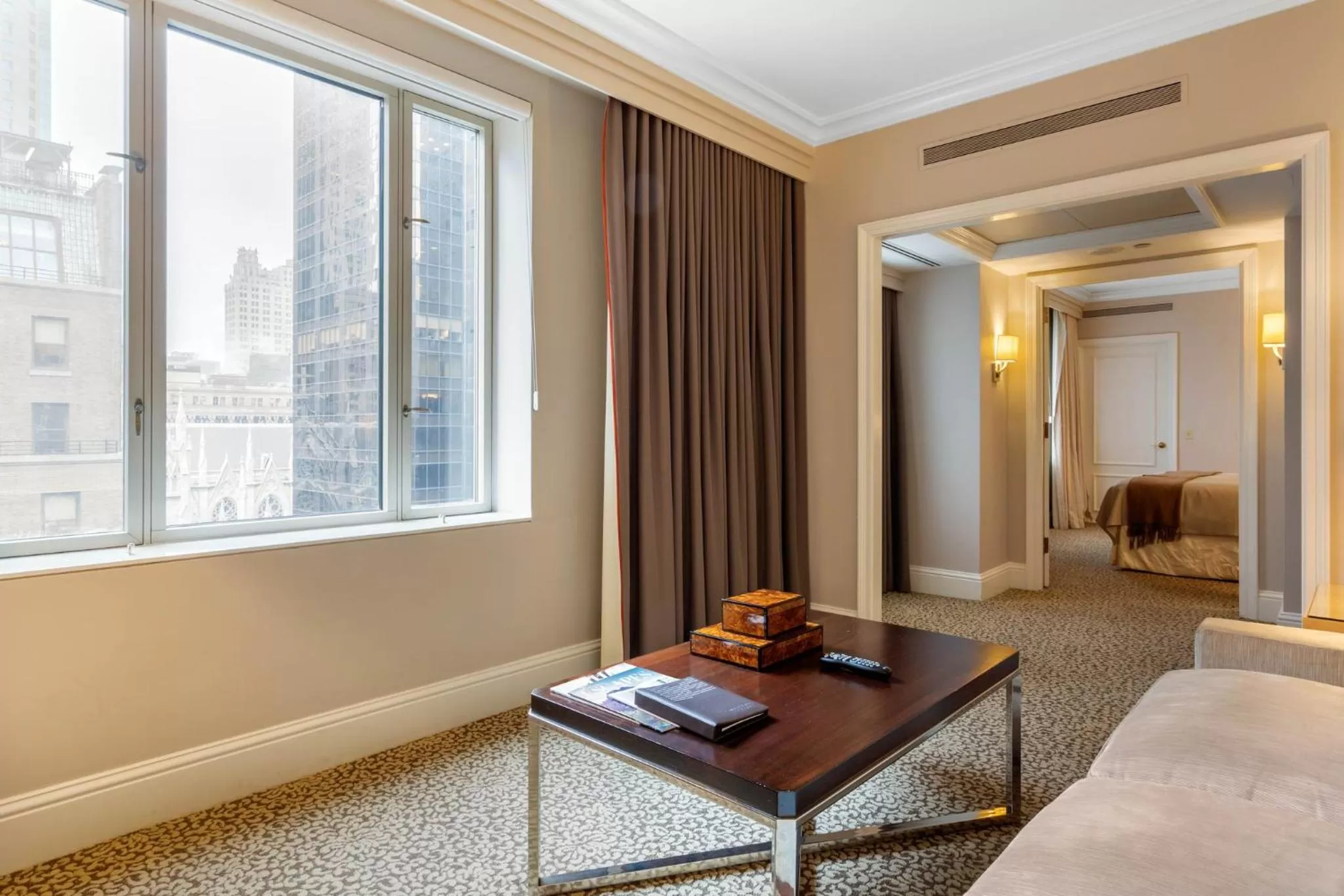 Photo of the whole room, Bed in Omni Berkshire Place