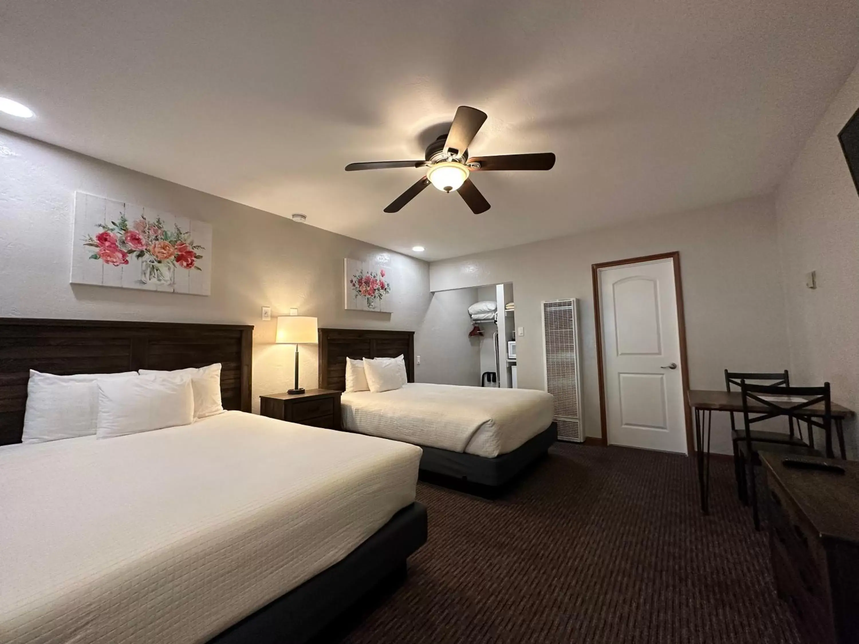 Queen Room with Two Queen Beds in Bluebird Inn Queen Room with Two Queen Beds in Bluebird Inn