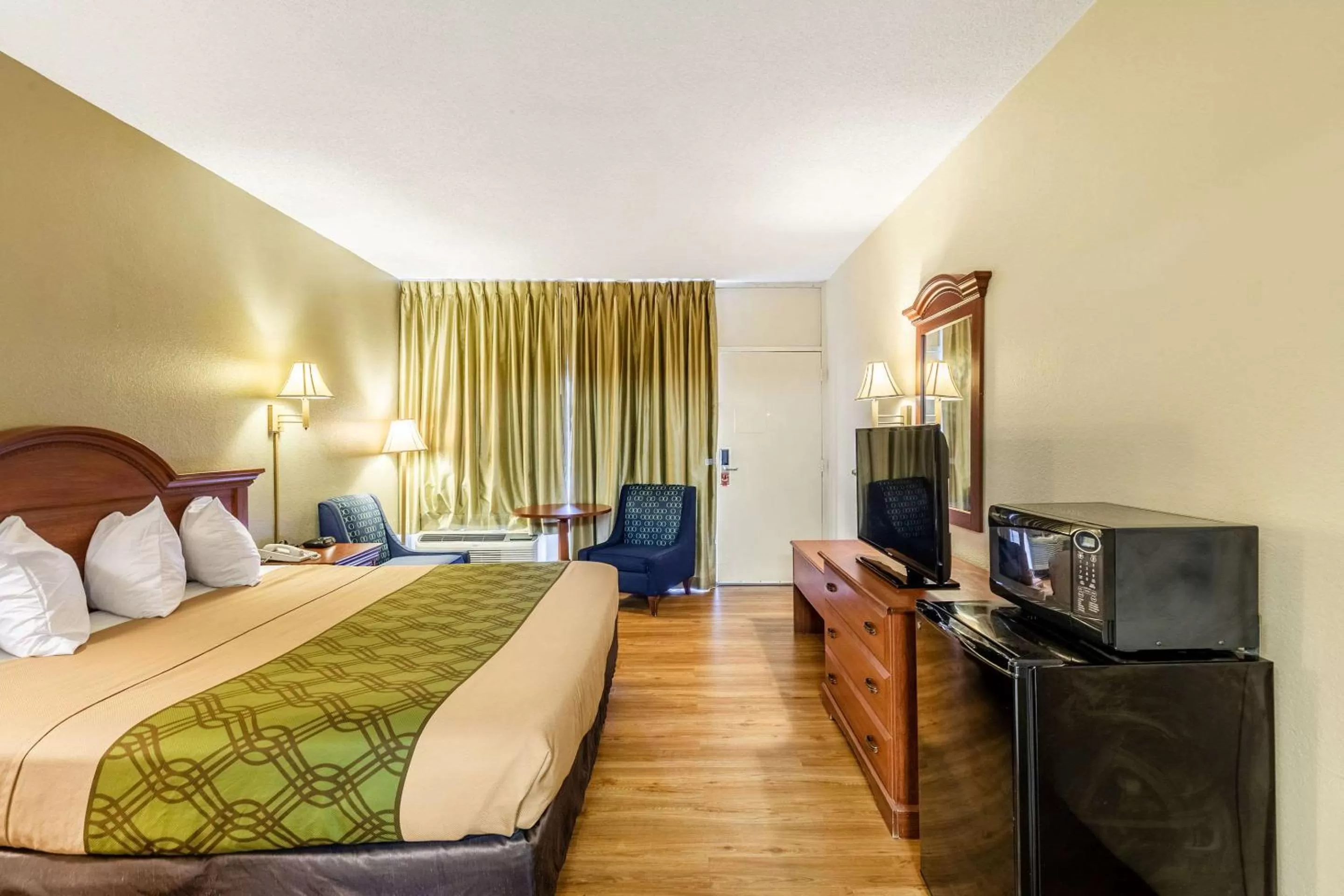 Photo of the whole room, Bed in Econo Lodge Lake City-North