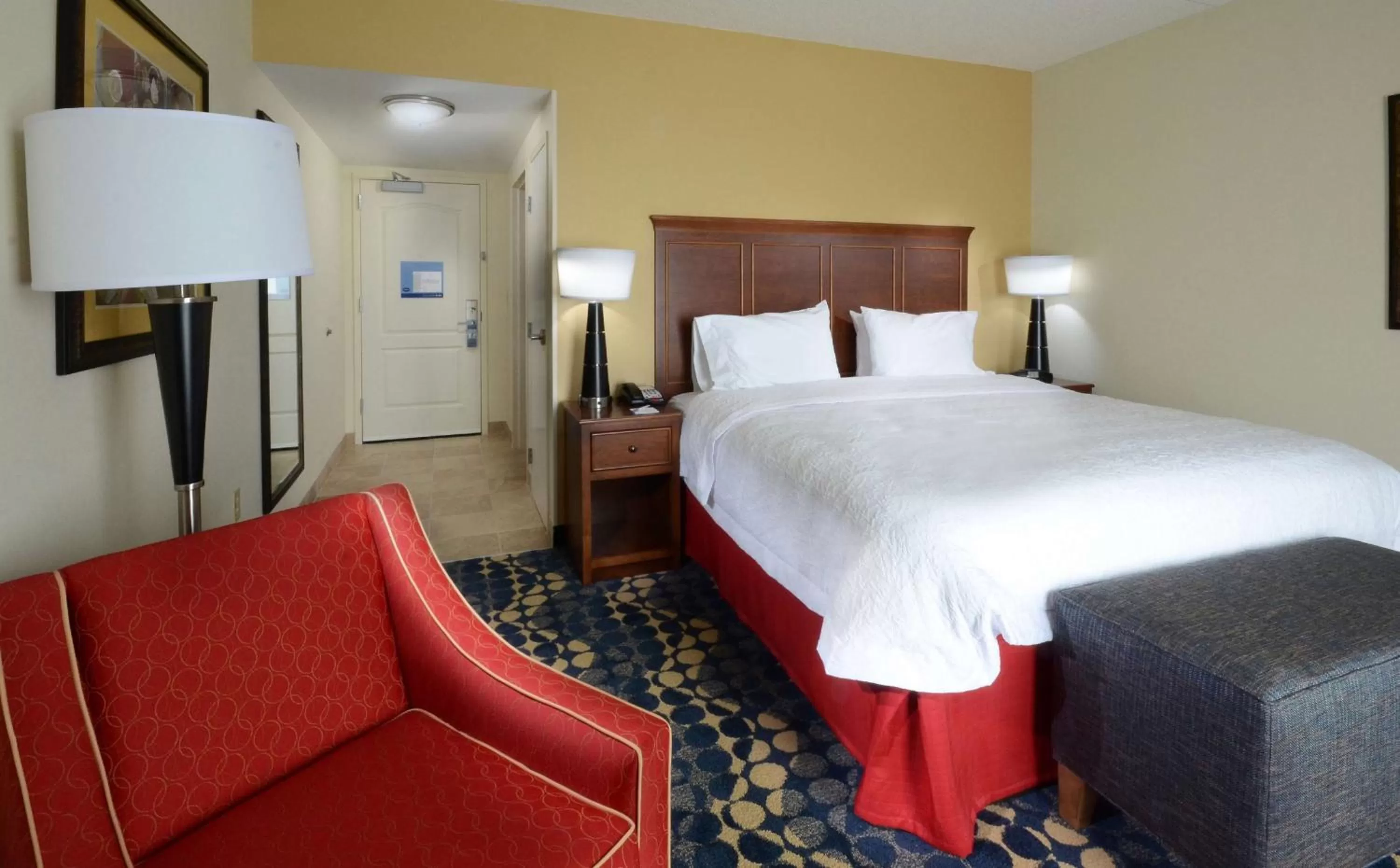 King Room - Hearing Accessible with Bath Tub/Non-Smoking in Hampton Inn and Suites Lynchburg