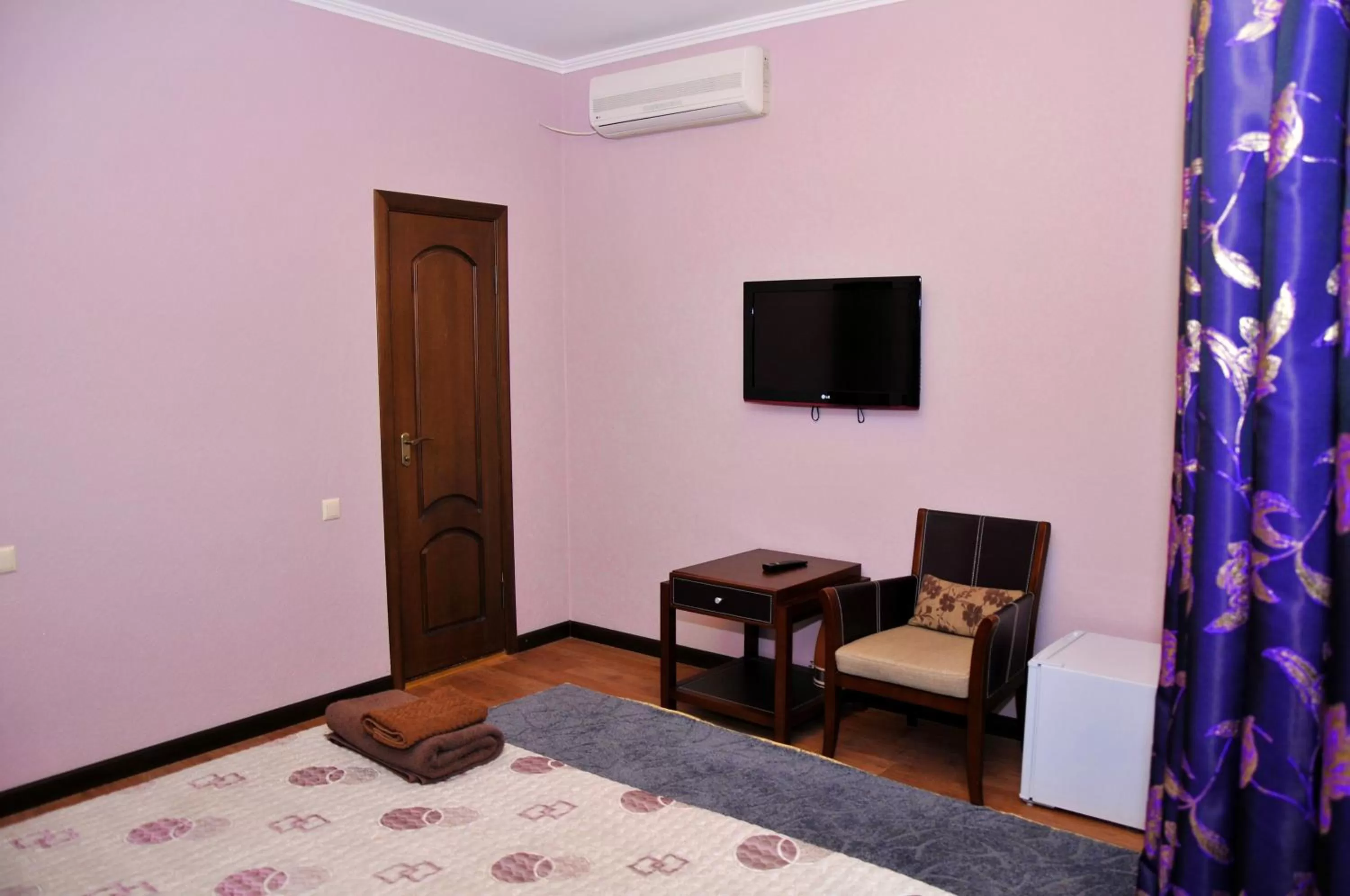 Photo of the whole room, TV/Entertainment Center in Totem Hotel